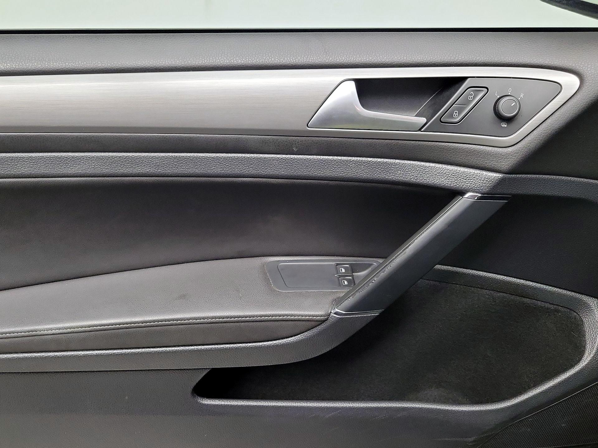 Thumbnail: 2015 Volkswagen Golf - 12