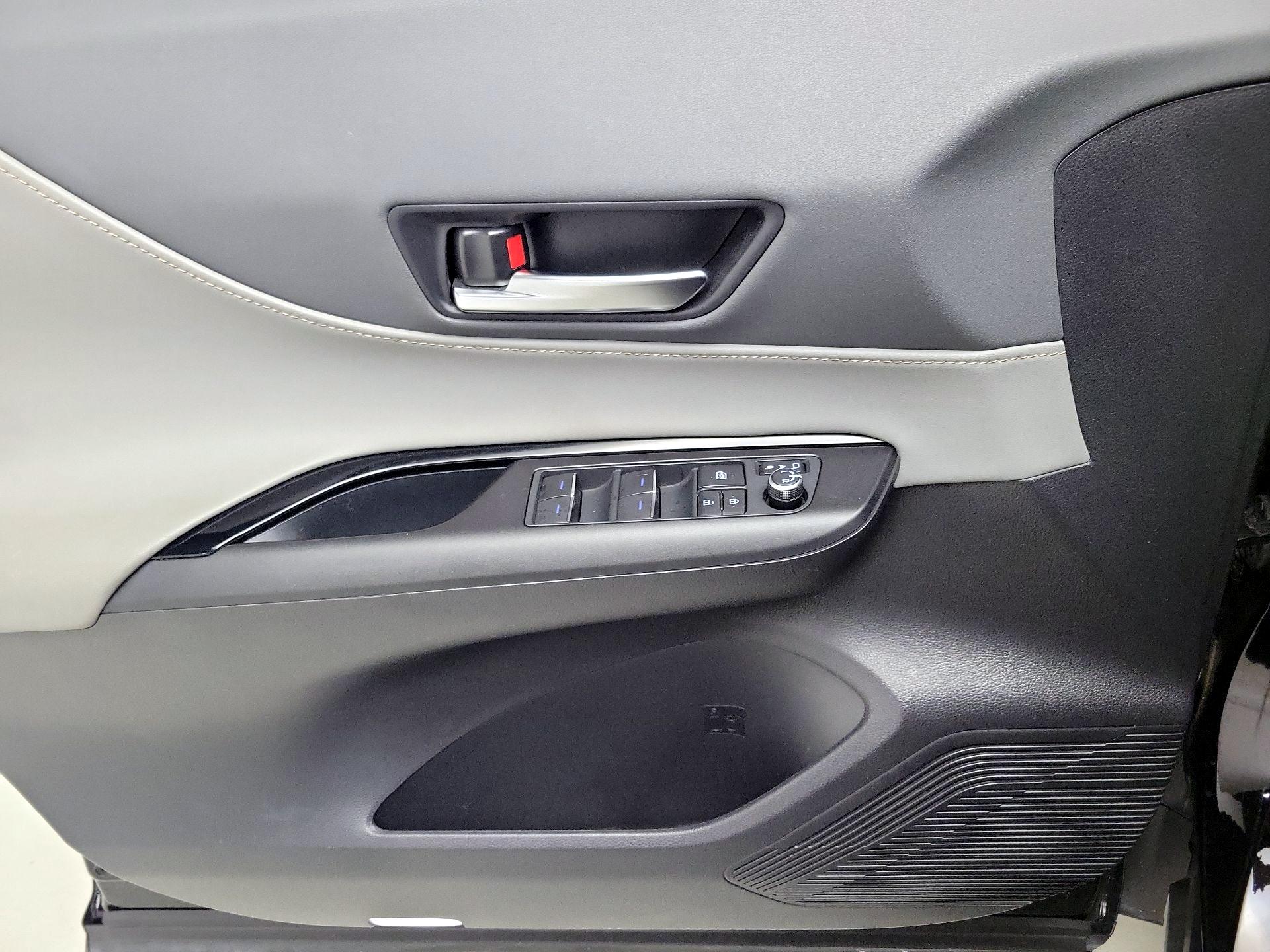 Thumbnail: 2021 Toyota Venza - 12