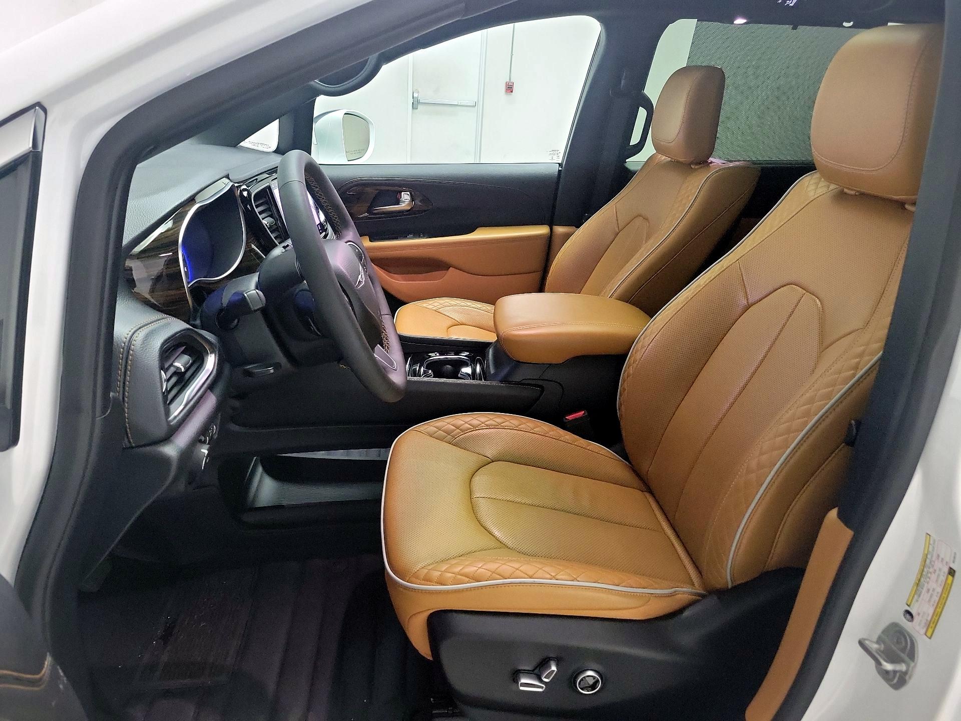 Thumbnail: 2022 Chrysler Pacifica - 11