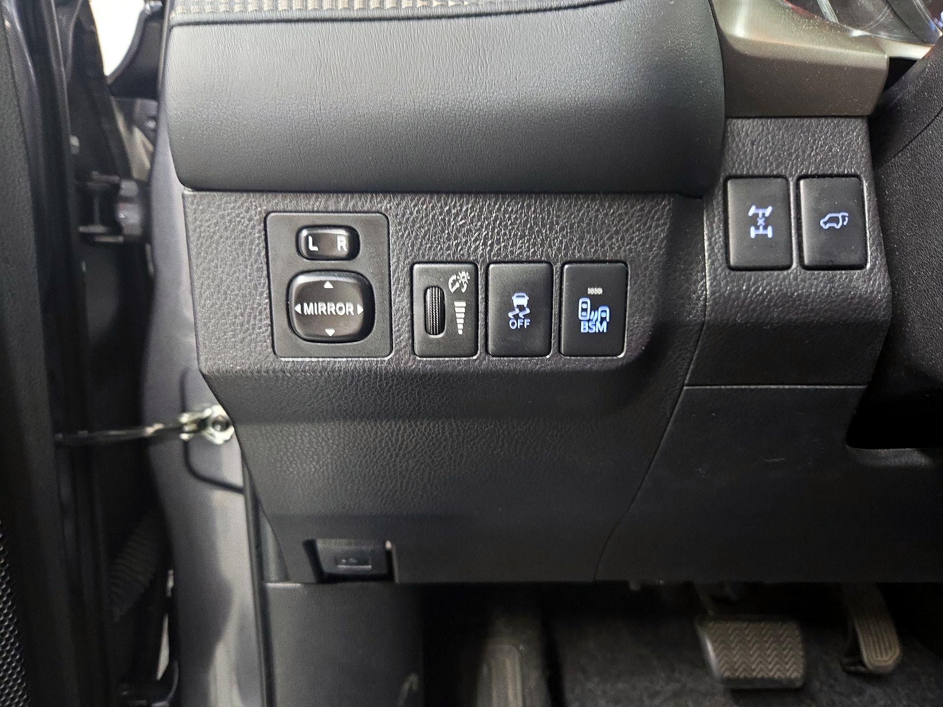 Thumbnail: 2015 Toyota RAV4 - 13