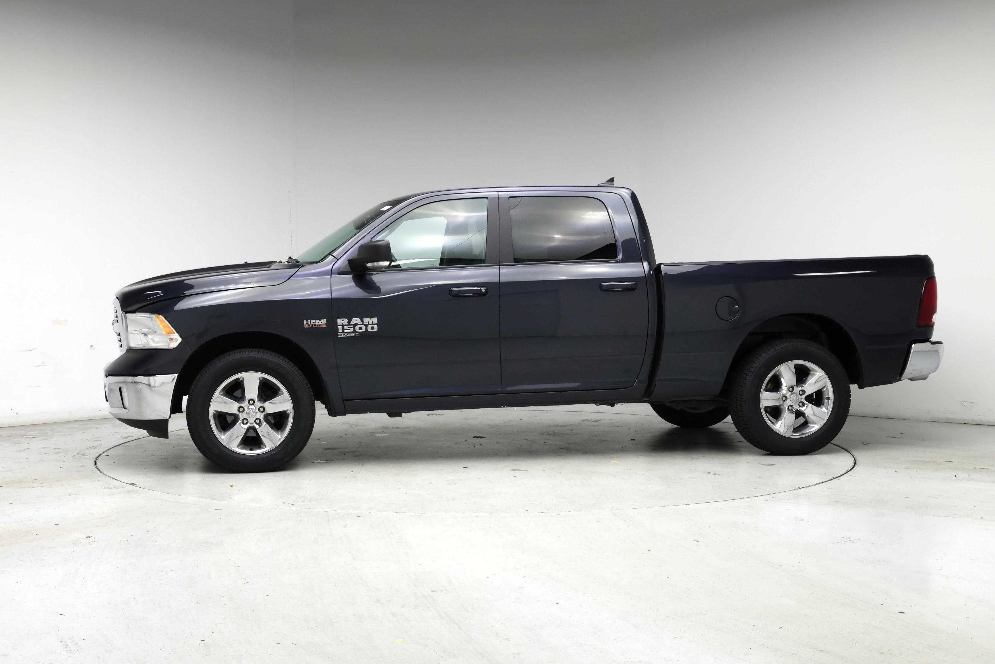 Thumbnail: 2019 RAM 1500 Classic - 3