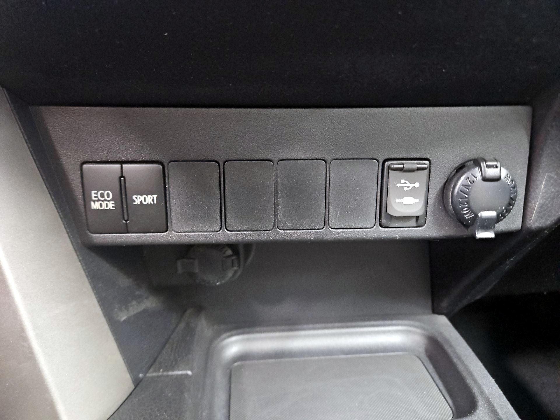 Thumbnail: 2016 Toyota RAV4 - 18