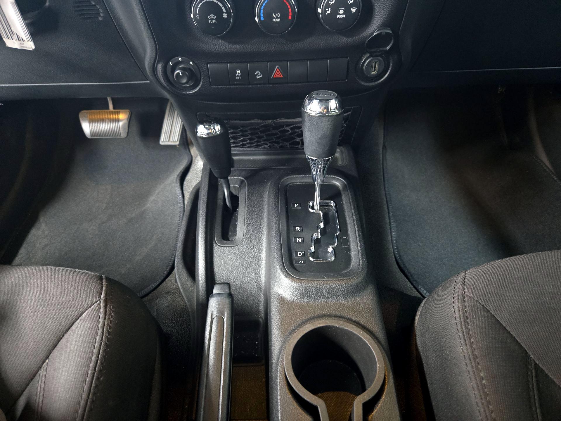 Thumbnail: 2015 Jeep Wrangler - 18