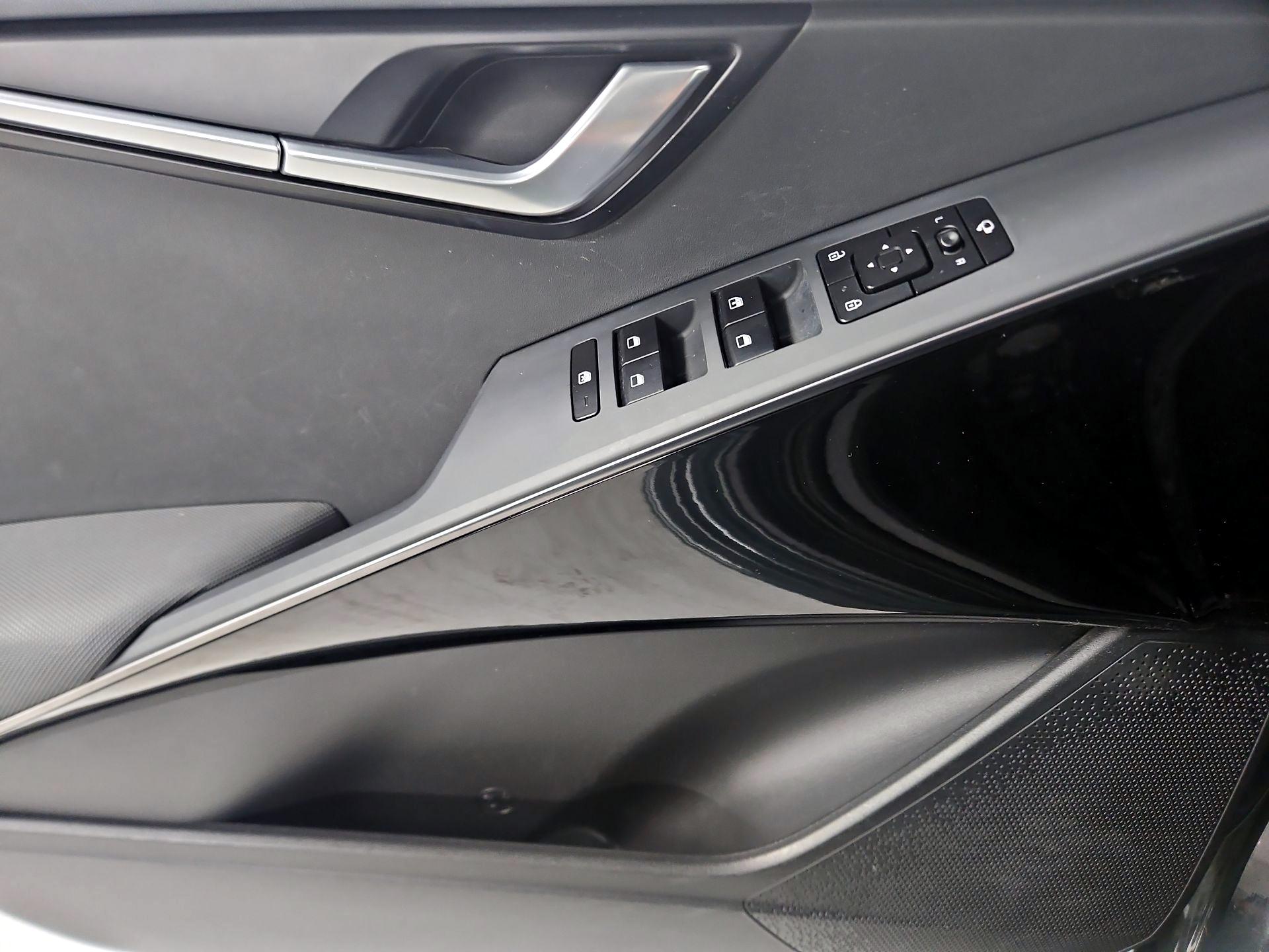 Thumbnail: 2023 Kia Niro - 12