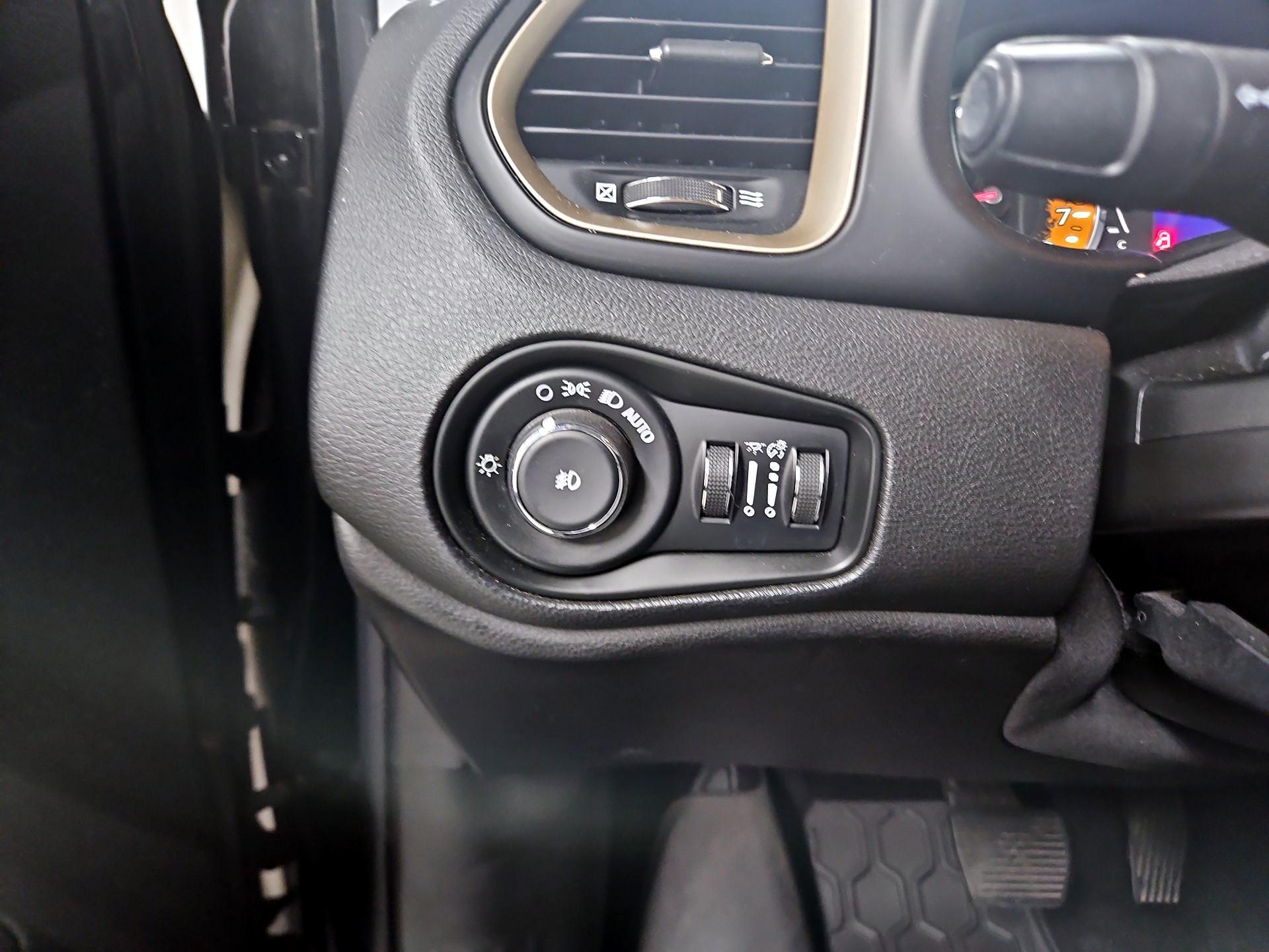 Thumbnail: 2015 Jeep Renegade - 13