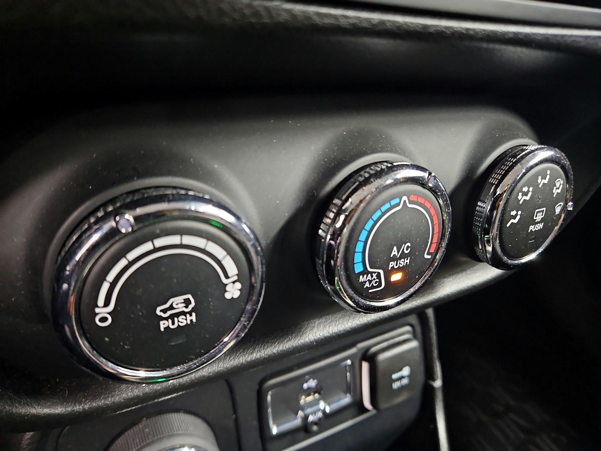 Thumbnail: 2015 Jeep Renegade - 17