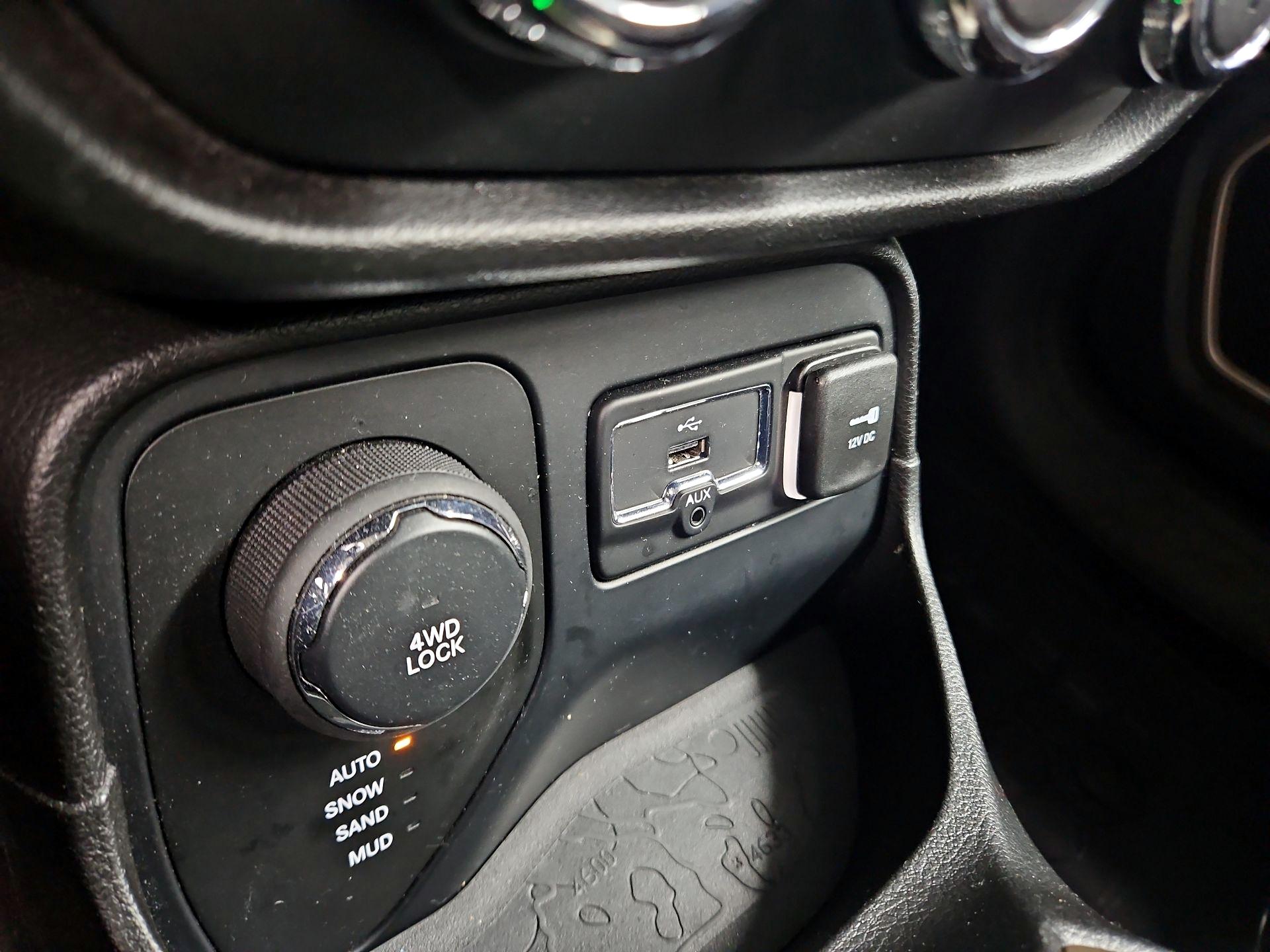 Thumbnail: 2015 Jeep Renegade - 19