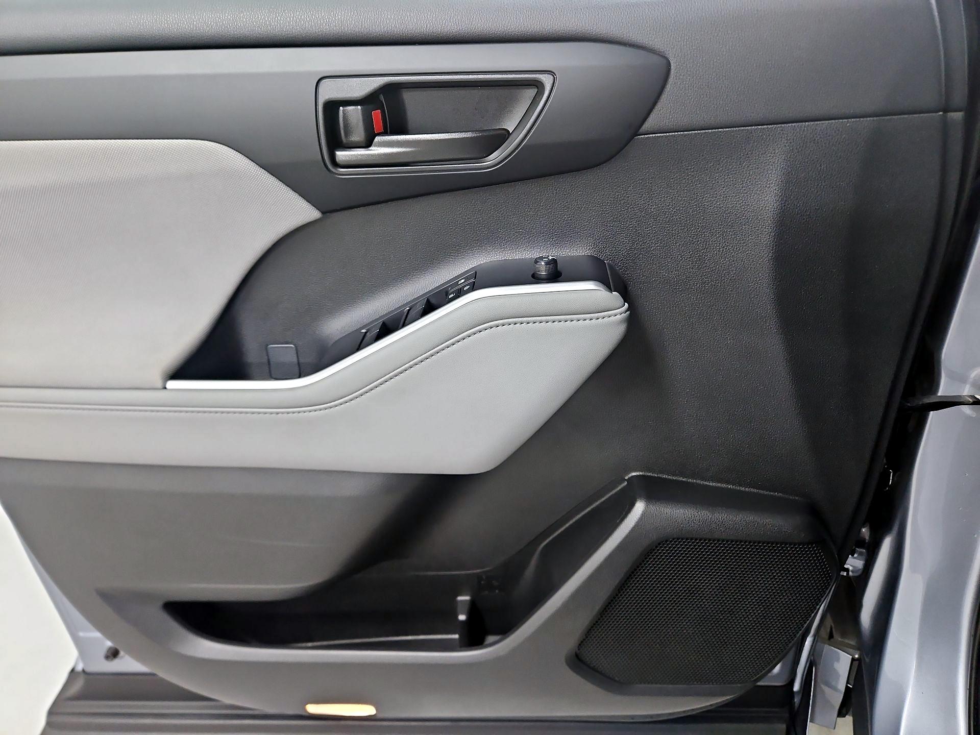 Thumbnail: 2023 Toyota Highlander - 12