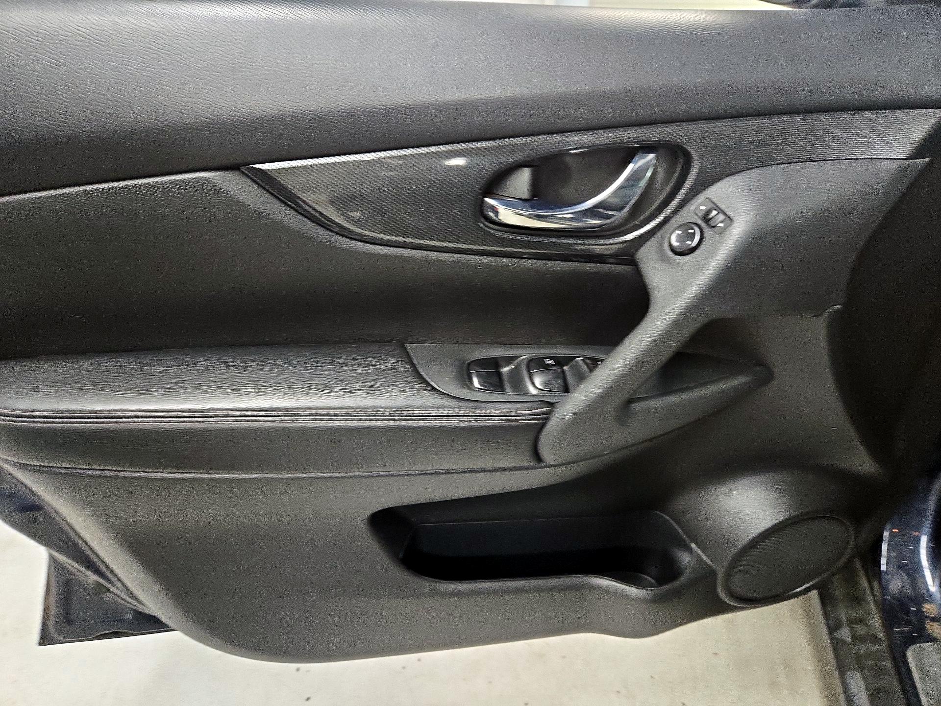 Thumbnail: 2016 Nissan Rogue - 12