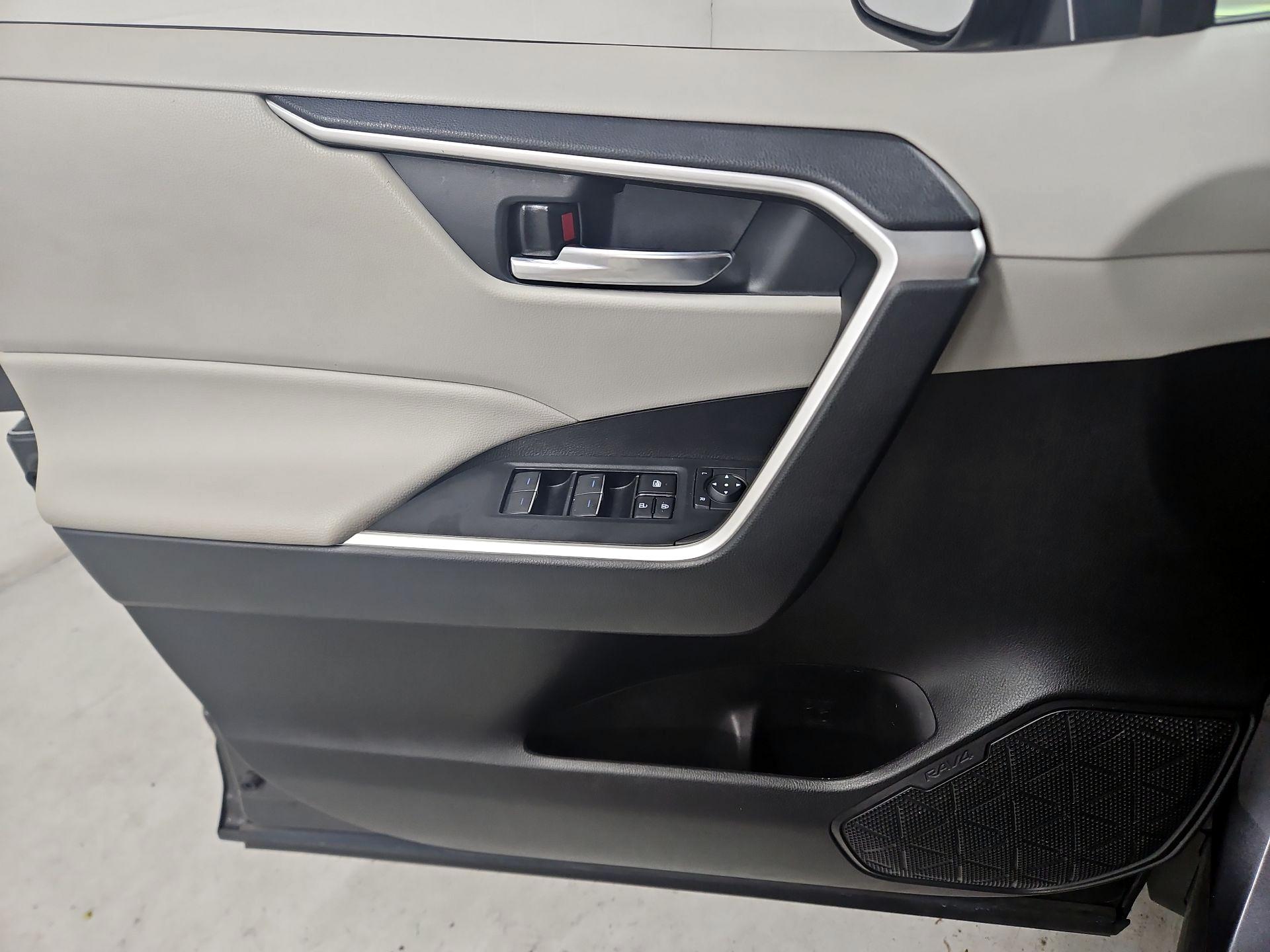 Thumbnail: 2022 Toyota RAV4 - 12