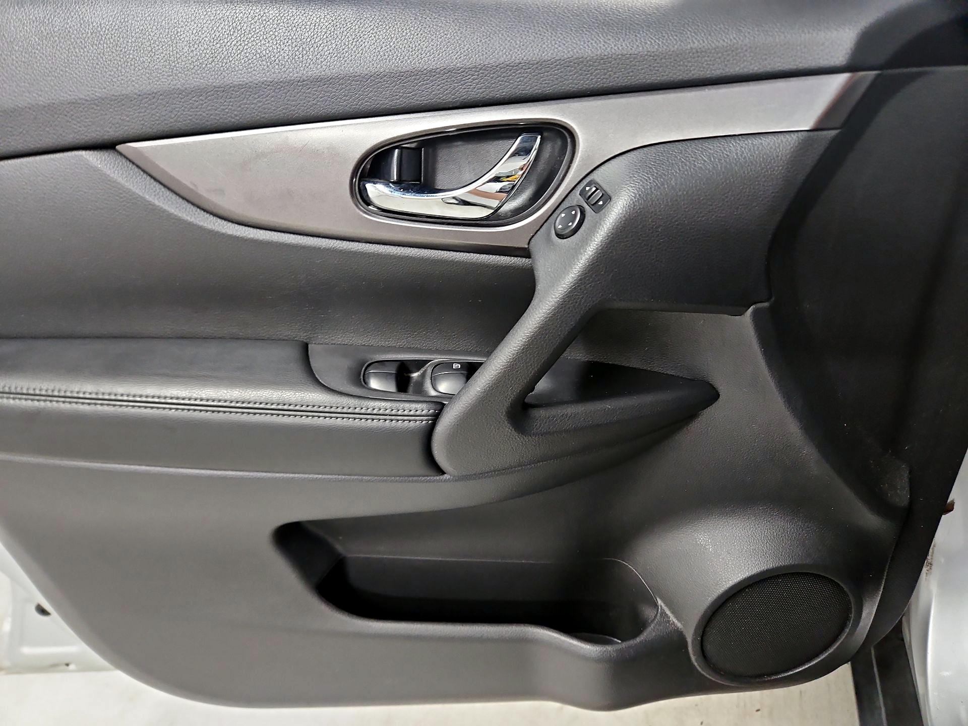 Thumbnail: 2015 Nissan Rogue - 12