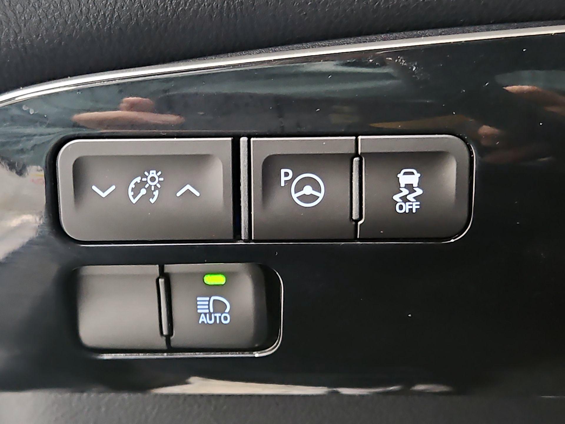 Thumbnail: 2017 Toyota Prius - 13