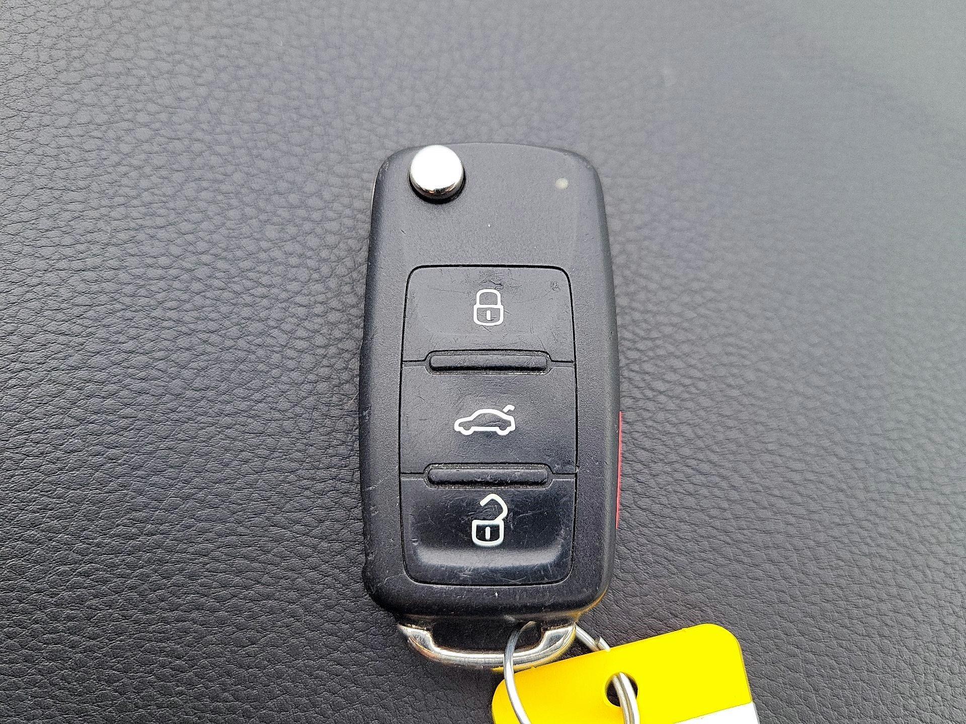 Thumbnail: 2014 Volkswagen Golf - 9