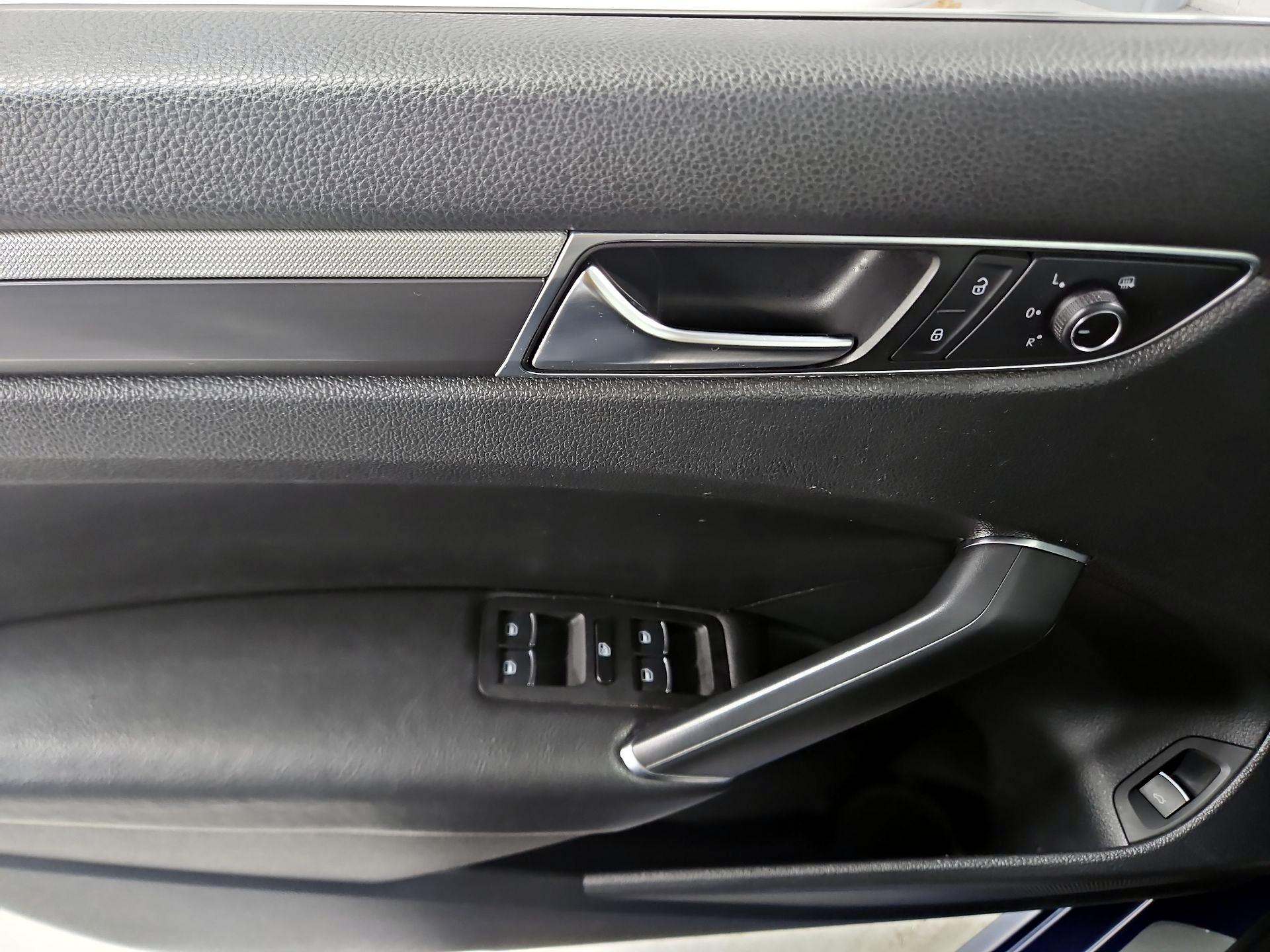 Thumbnail: 2017 Volkswagen Passat - 12