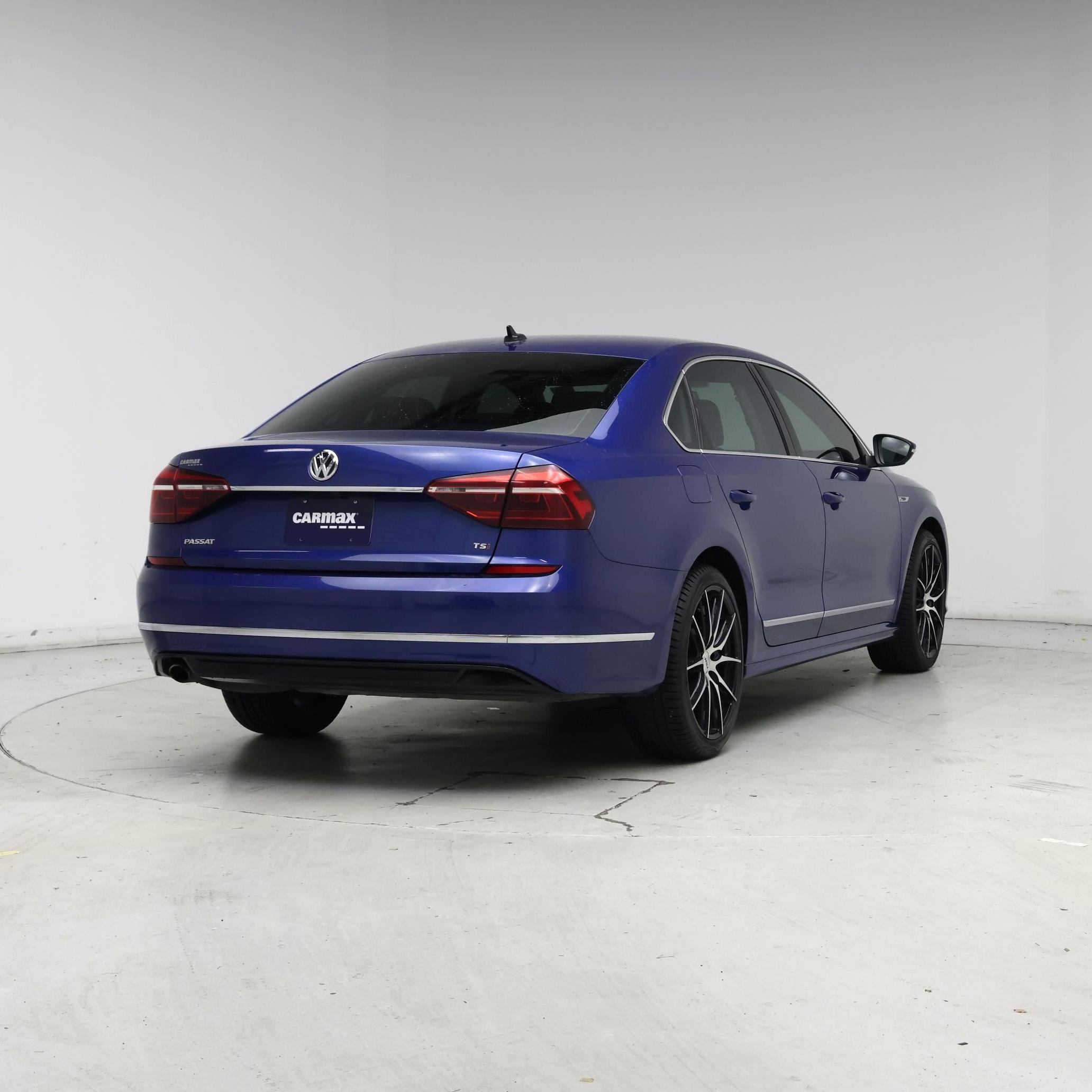 Thumbnail: 2017 Volkswagen Passat - 8