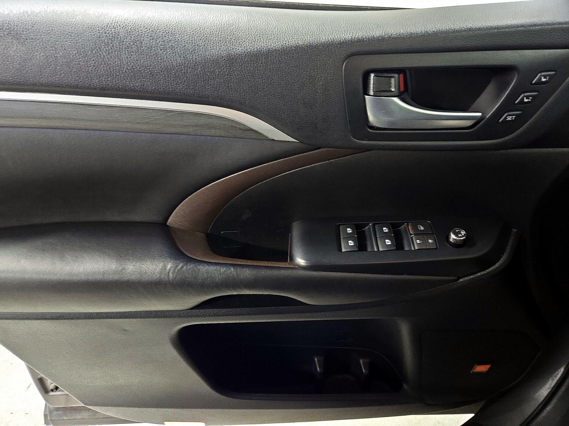 Thumbnail: 2019 Toyota Highlander - 12