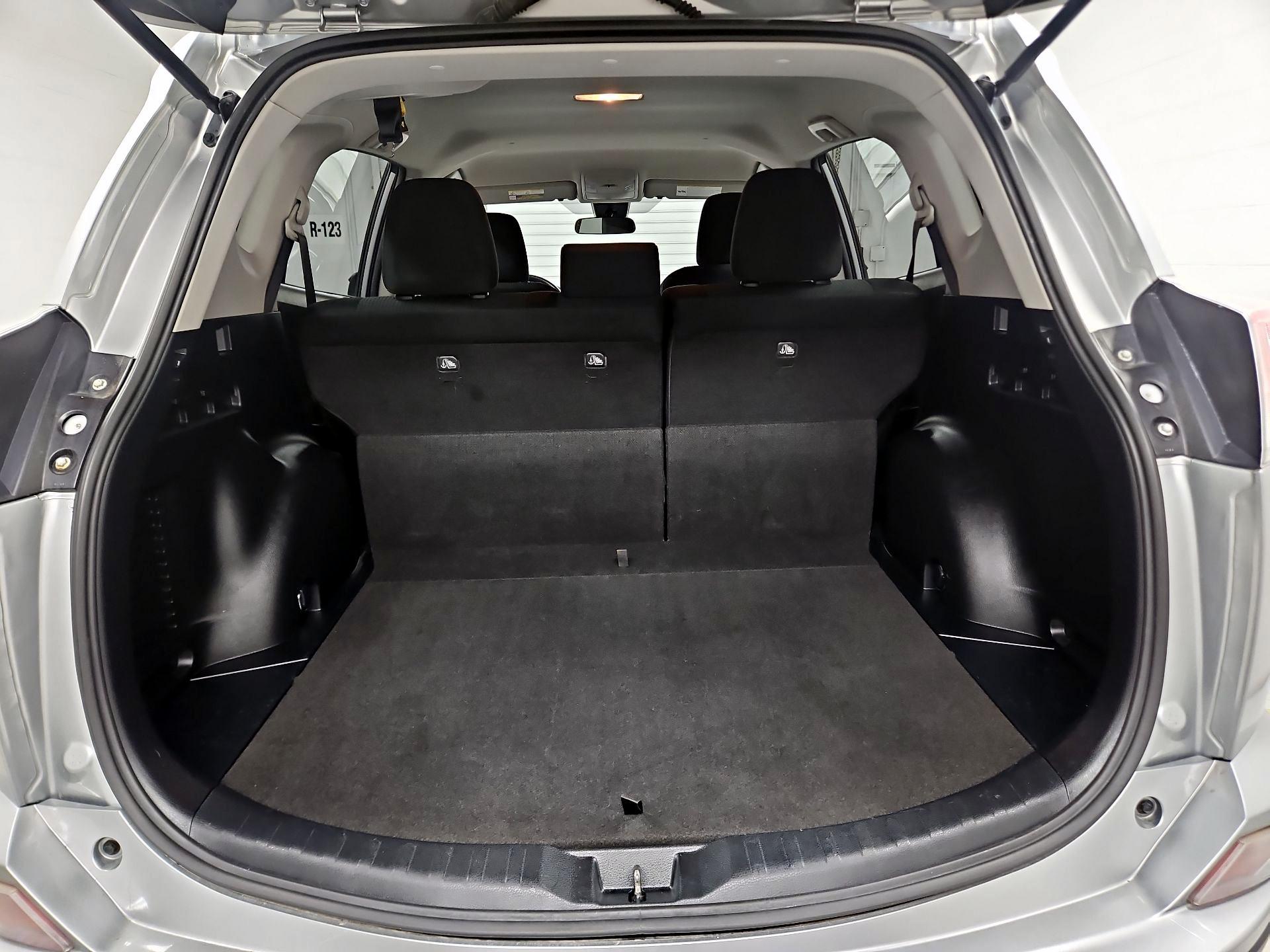 Thumbnail: 2018 Toyota RAV4 - 20