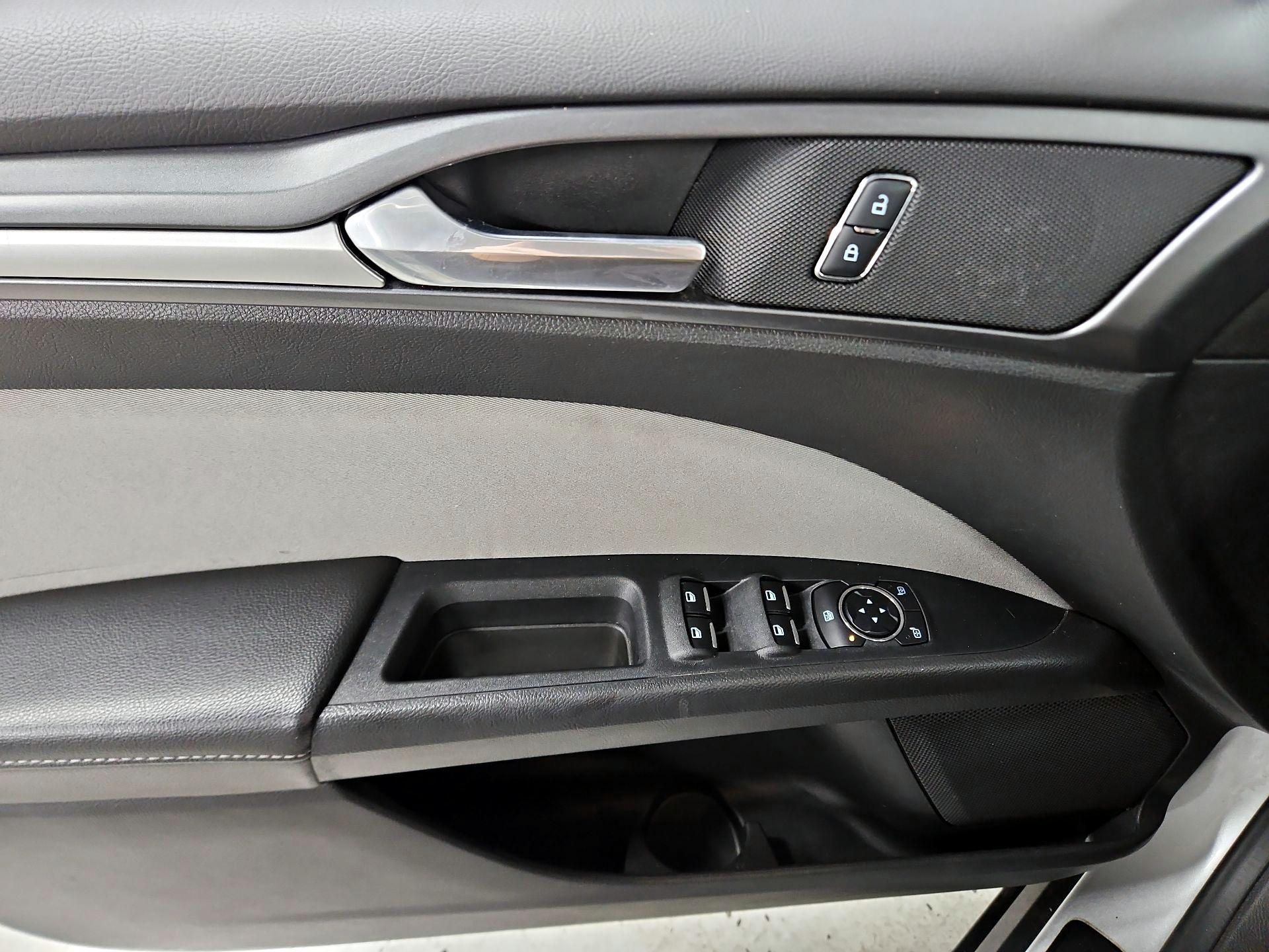 Thumbnail: 2016 Ford Fusion - 12