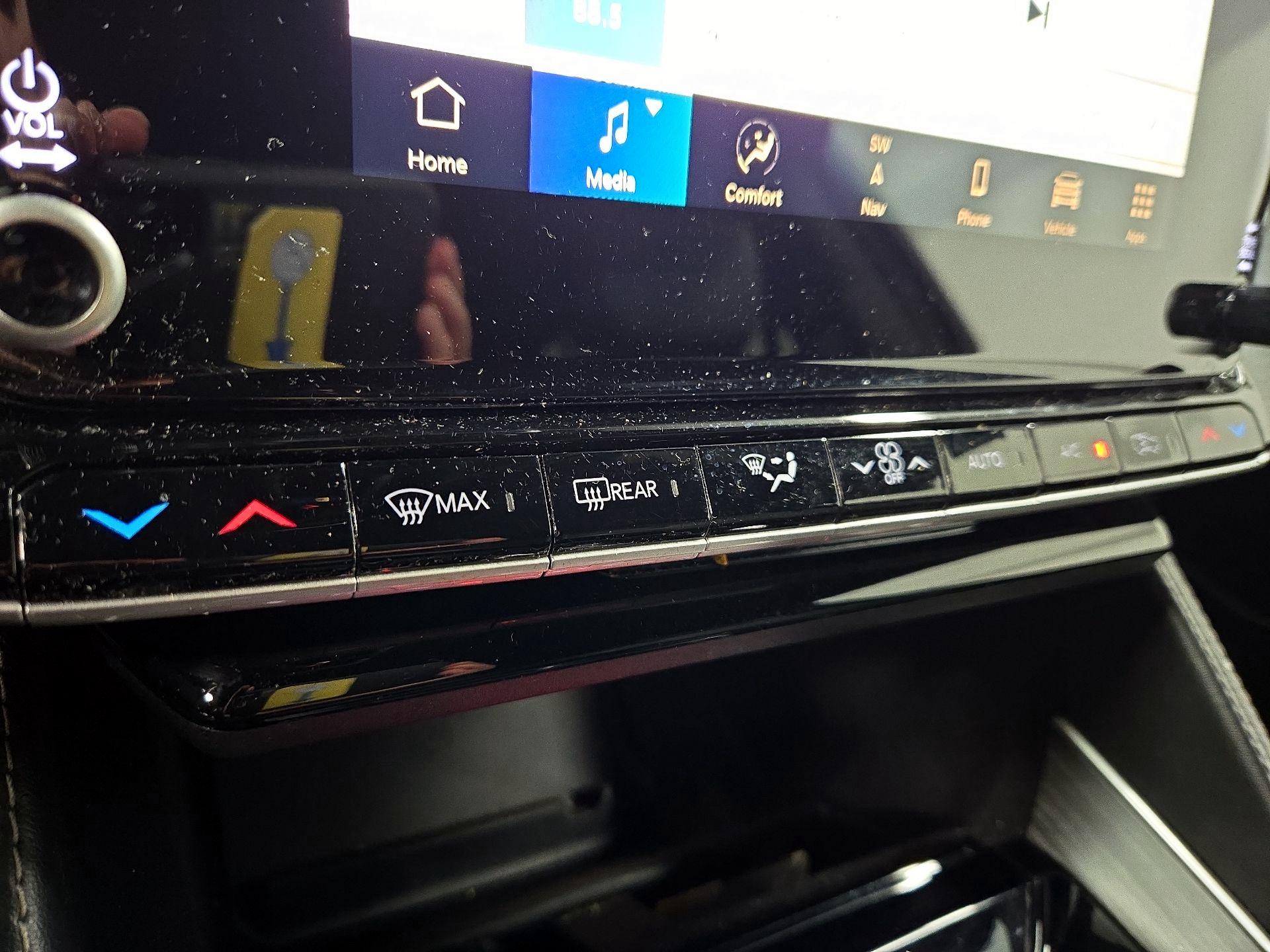 Thumbnail: 2023 Jeep Wagoneer - 17