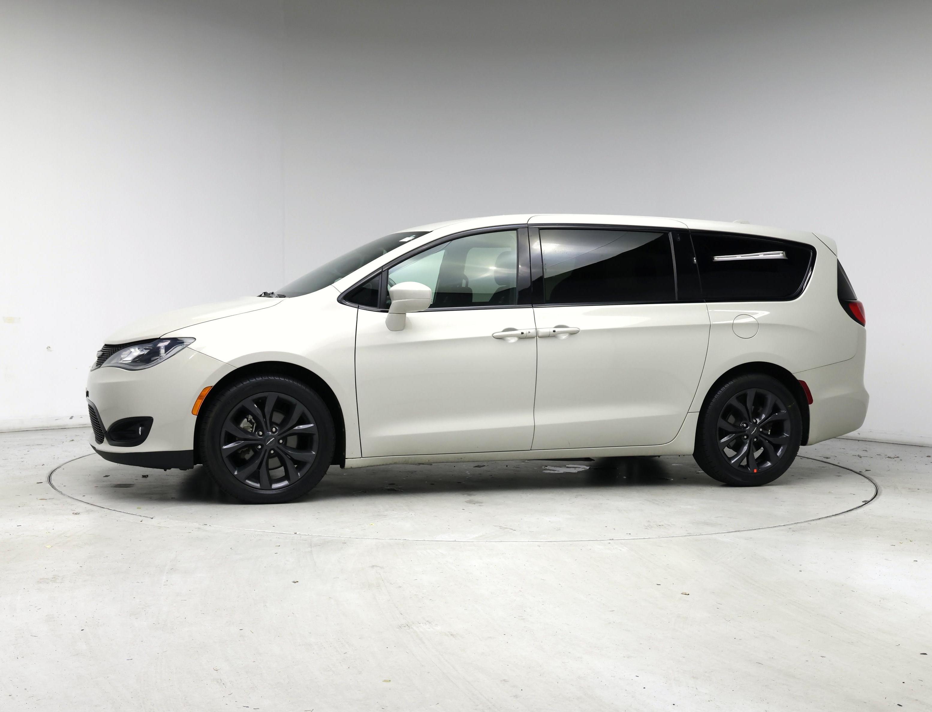 Thumbnail: 2019 Chrysler Pacifica - 3