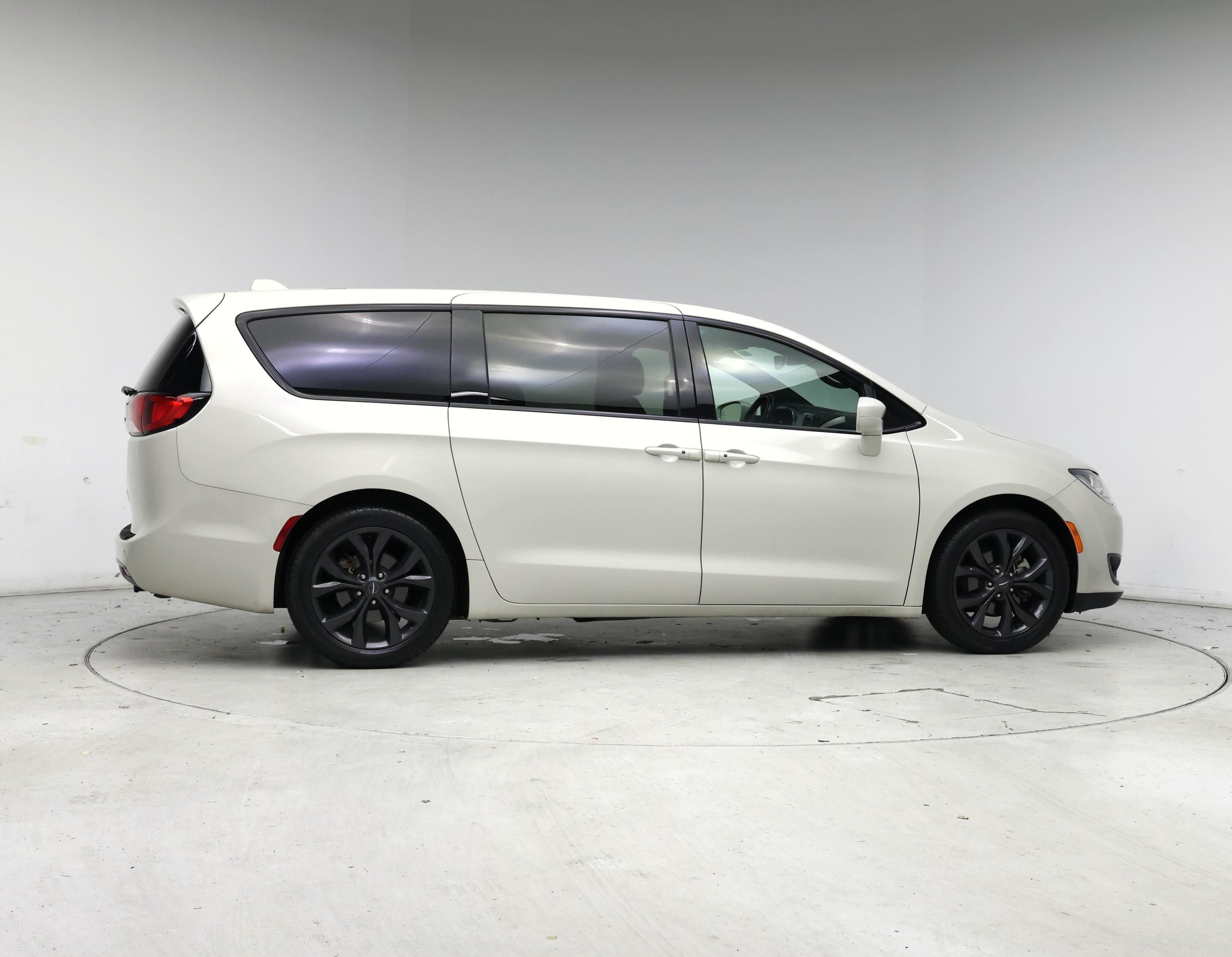 Thumbnail: 2019 Chrysler Pacifica - 7