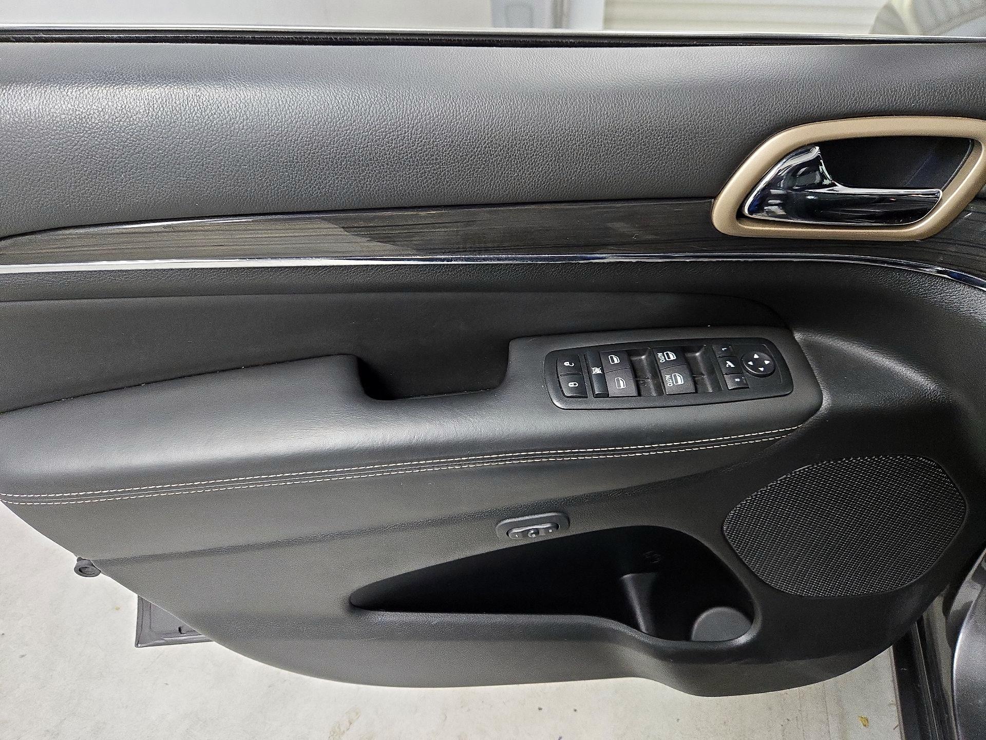 Thumbnail: 2015 Jeep Grand Cherokee - 12