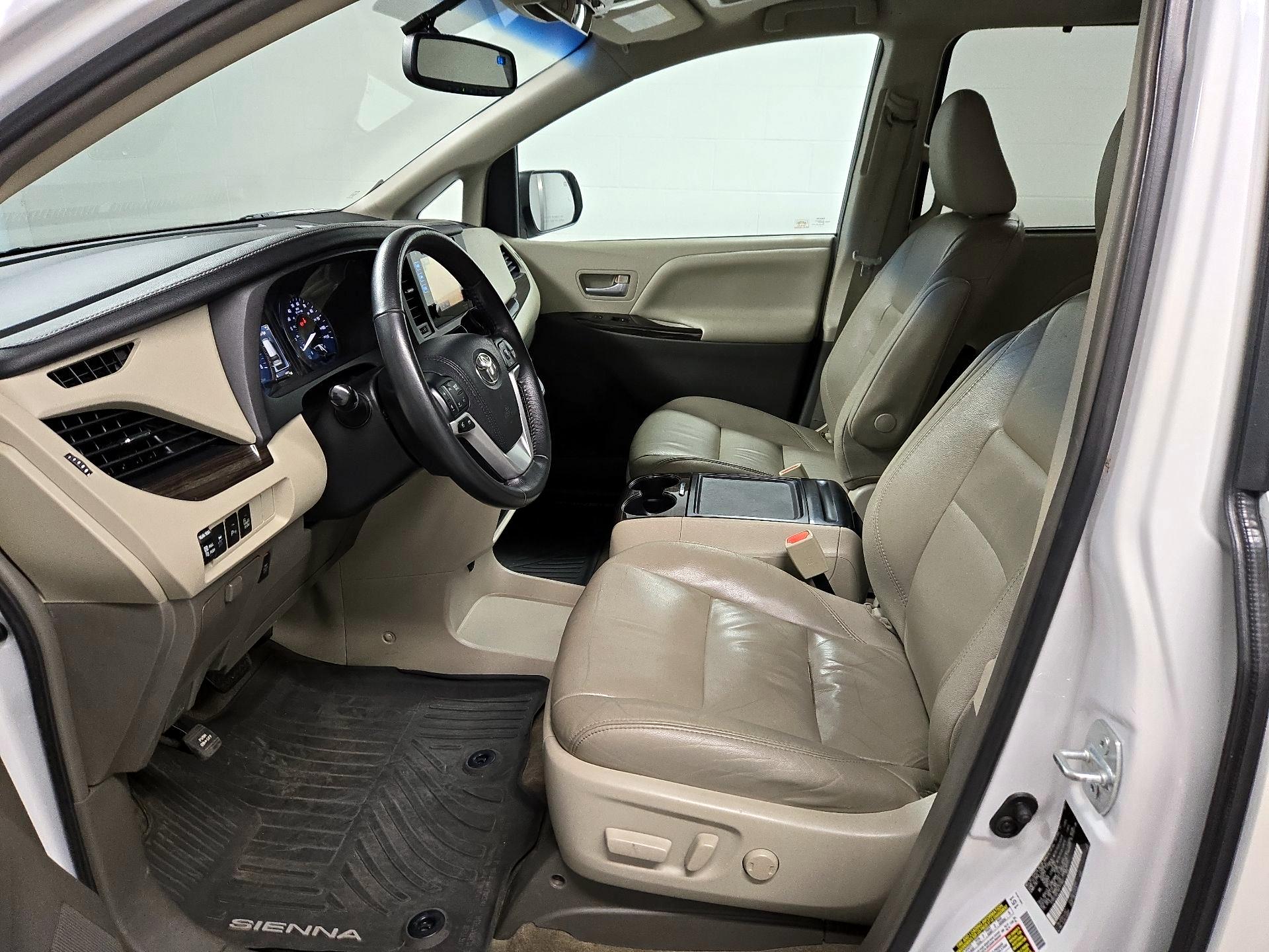 Thumbnail: 2017 Toyota Sienna - 11