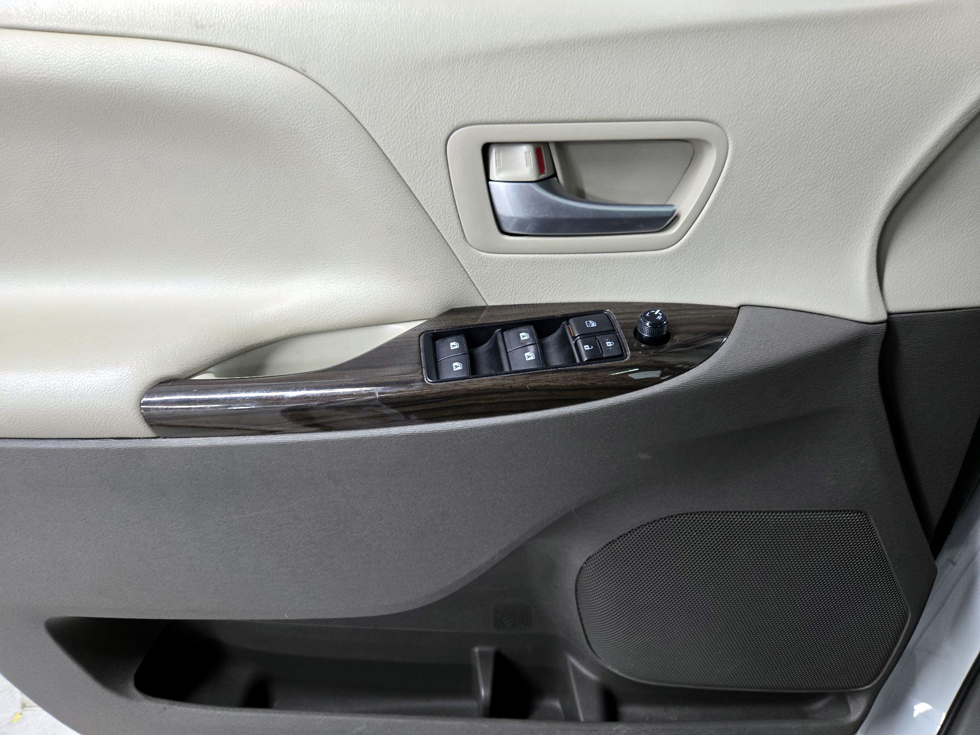 Thumbnail: 2017 Toyota Sienna - 12