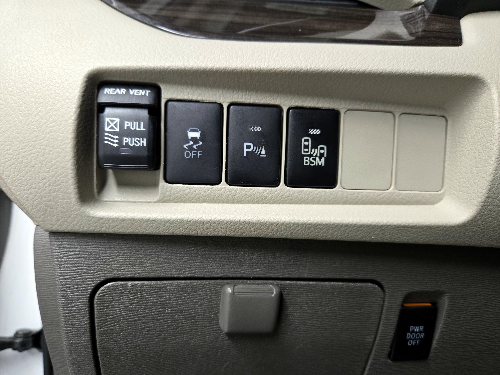 Thumbnail: 2017 Toyota Sienna - 13