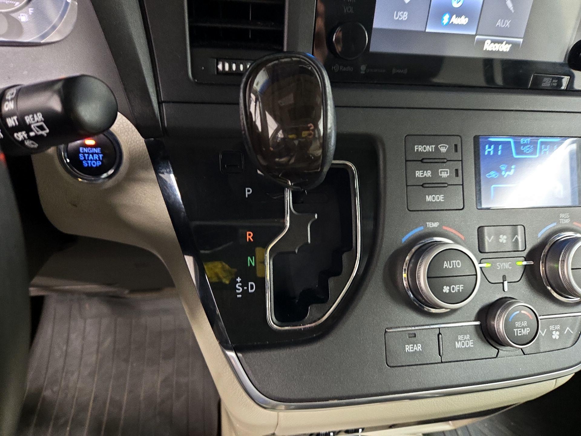 Thumbnail: 2017 Toyota Sienna - 18