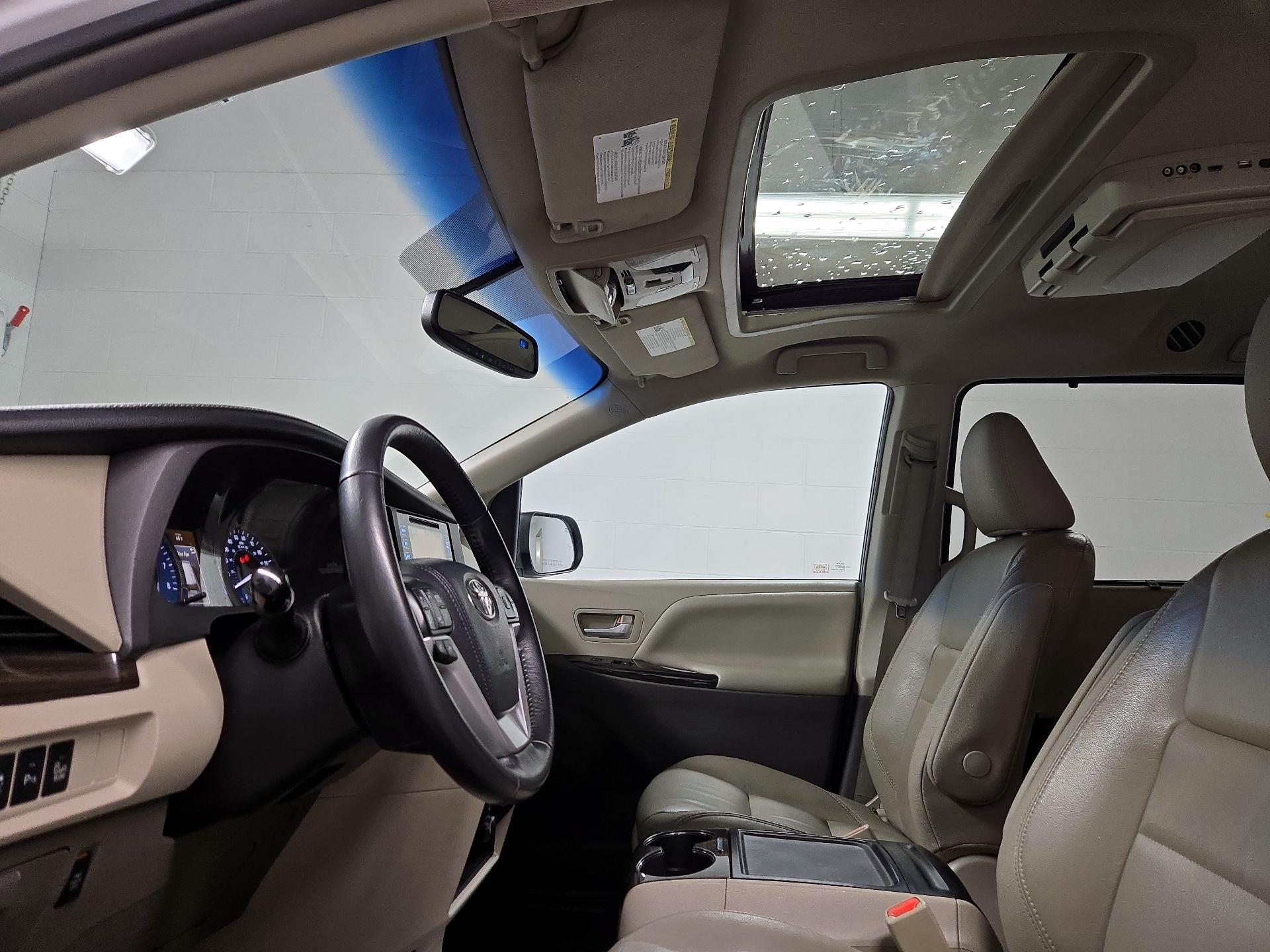 Thumbnail: 2017 Toyota Sienna - 20