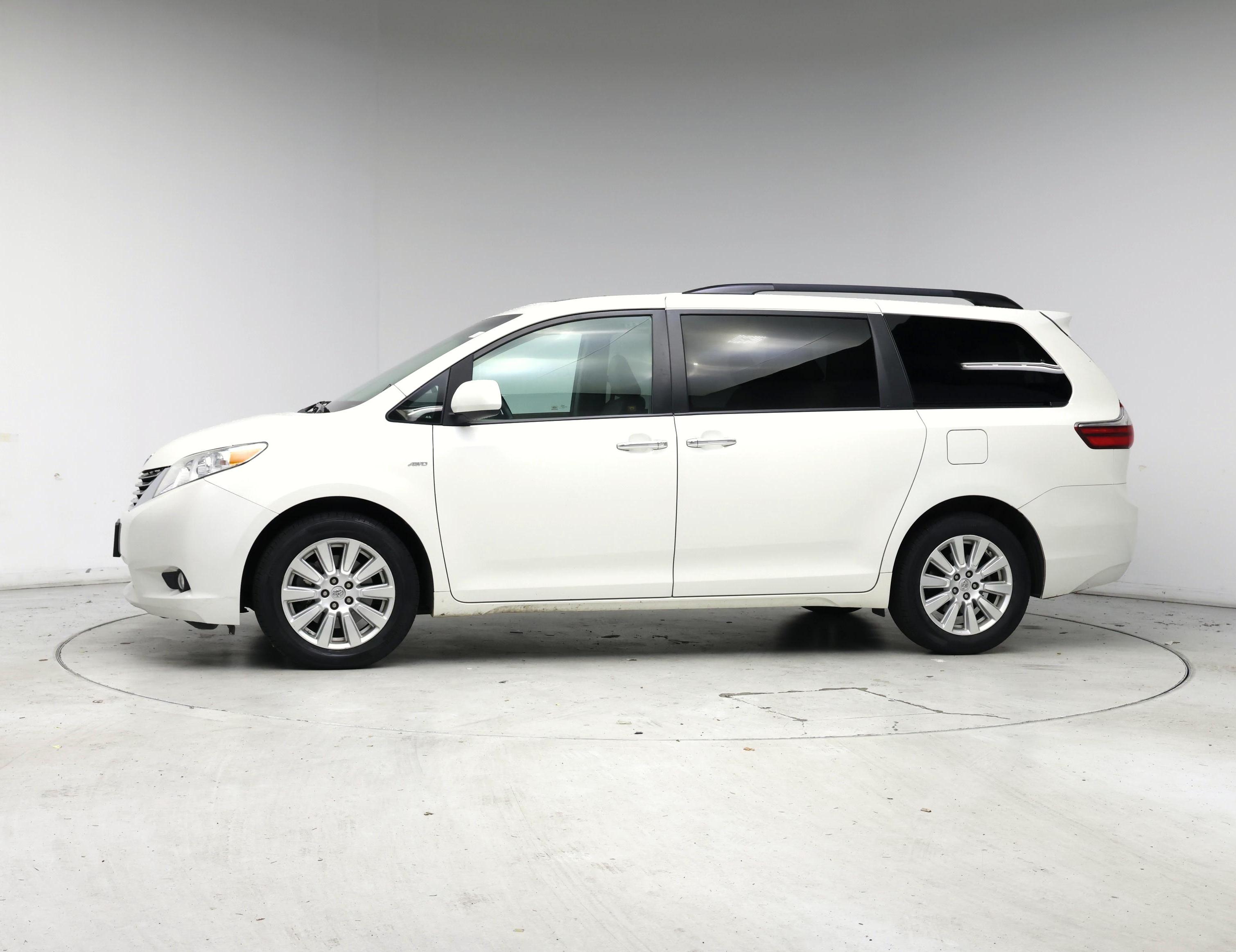Thumbnail: 2017 Toyota Sienna - 3