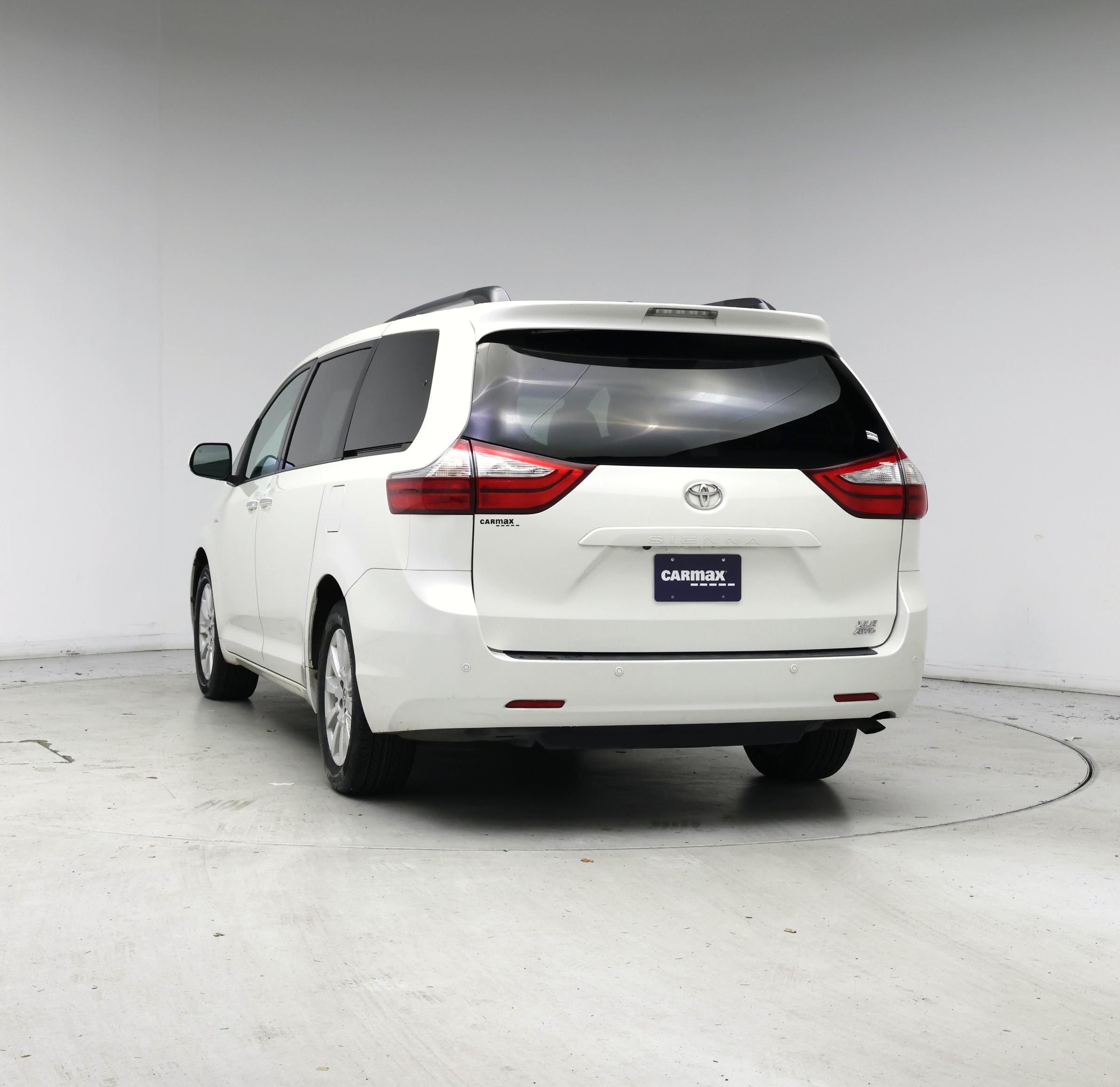 Thumbnail: 2017 Toyota Sienna - 6