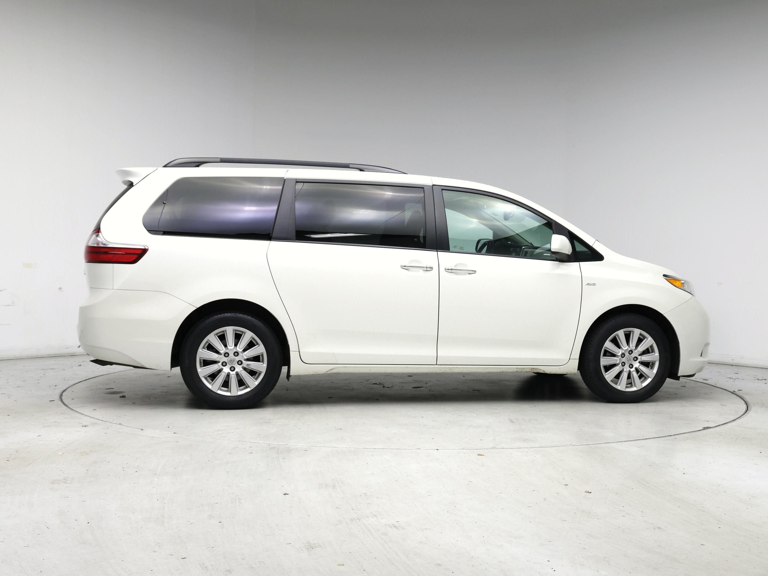 Thumbnail: 2017 Toyota Sienna - 7
