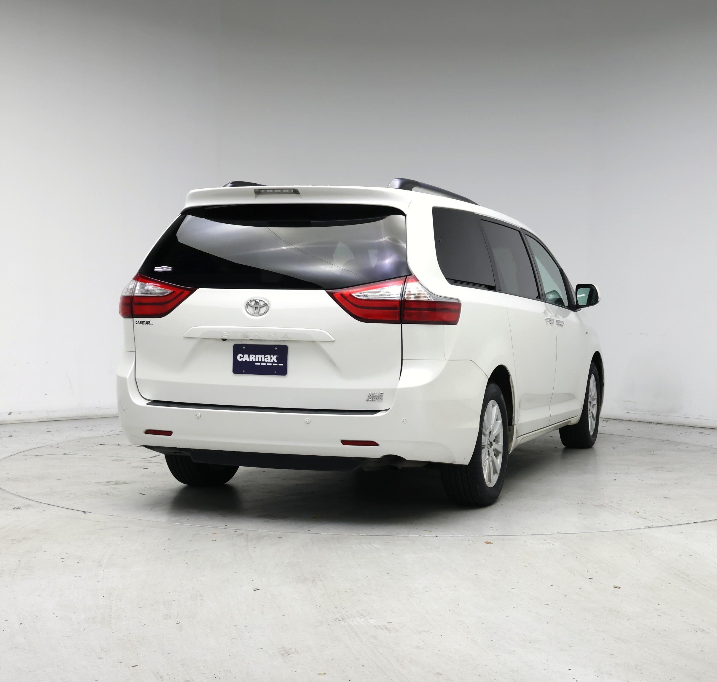 Thumbnail: 2017 Toyota Sienna - 8