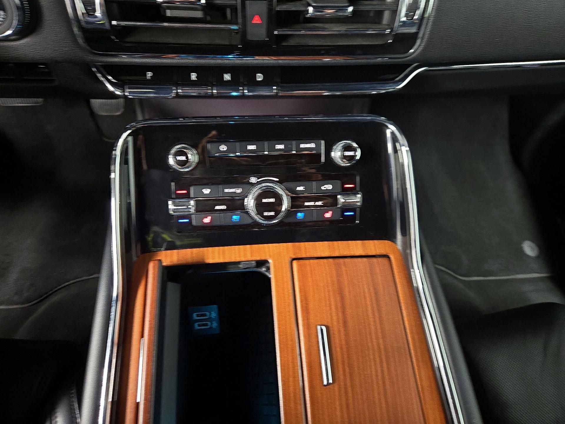 Thumbnail: 2019 Lincoln Navigator L - 18