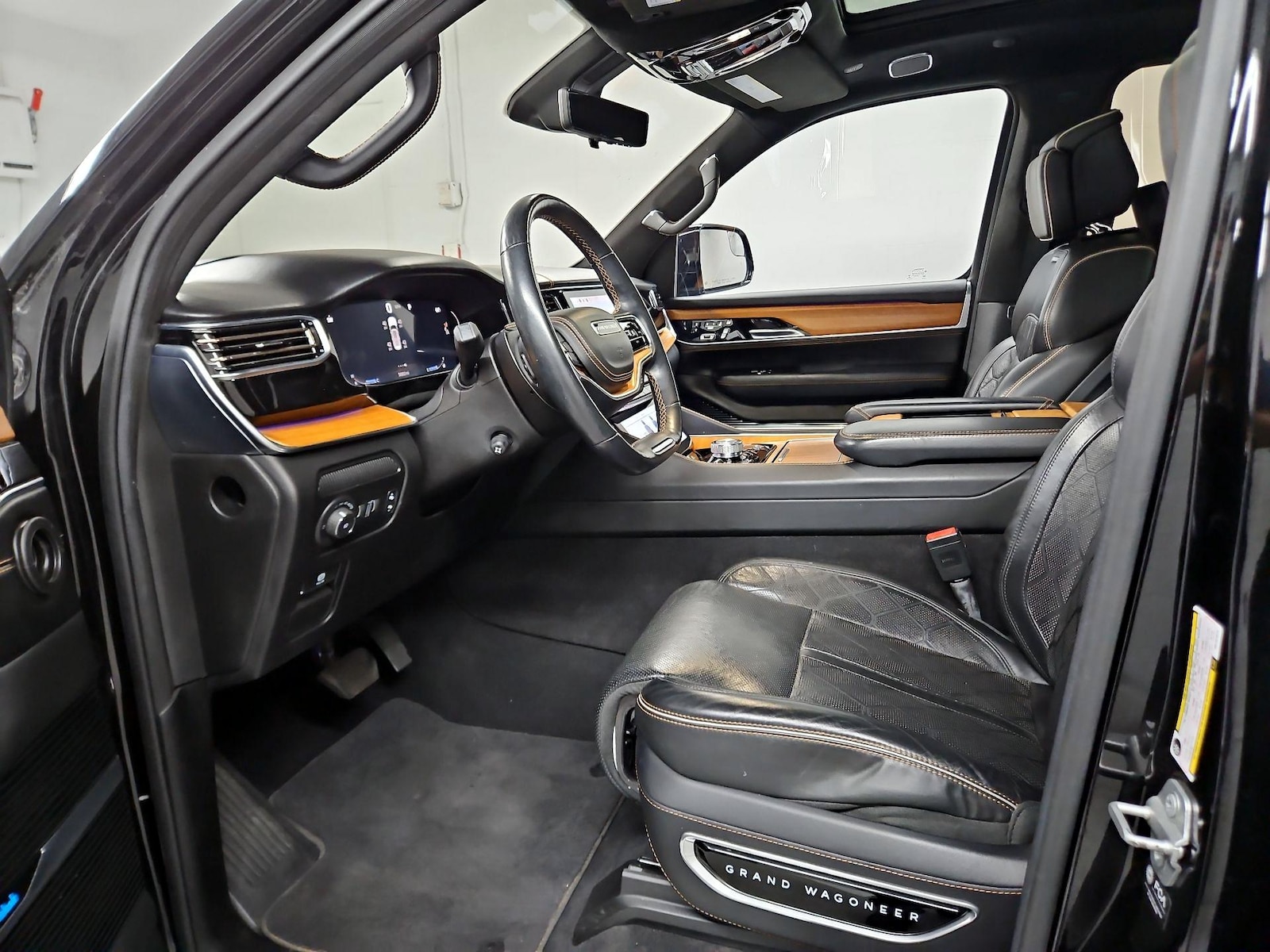2022 Jeep Grand Wagoneer Series III - Photo 12