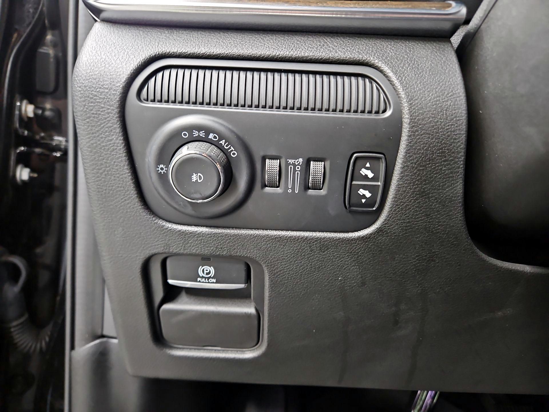 Thumbnail: 2022 Jeep Grand Wagoneer - 13