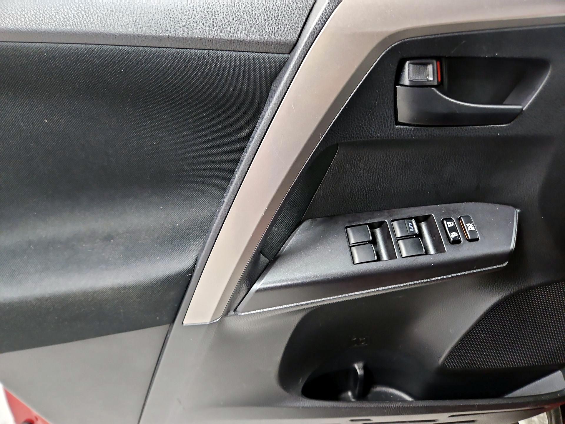 Thumbnail: 2018 Toyota RAV4 - 12