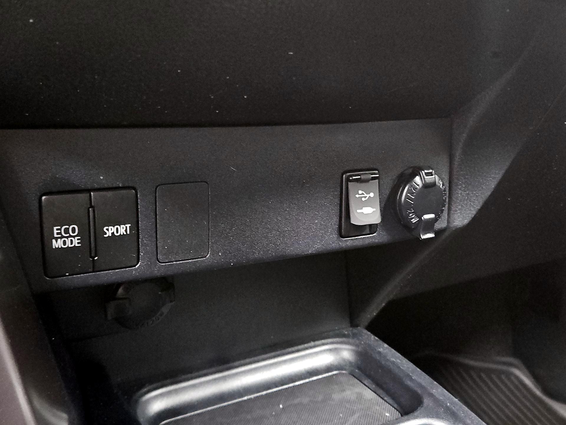 Thumbnail: 2018 Toyota RAV4 - 18