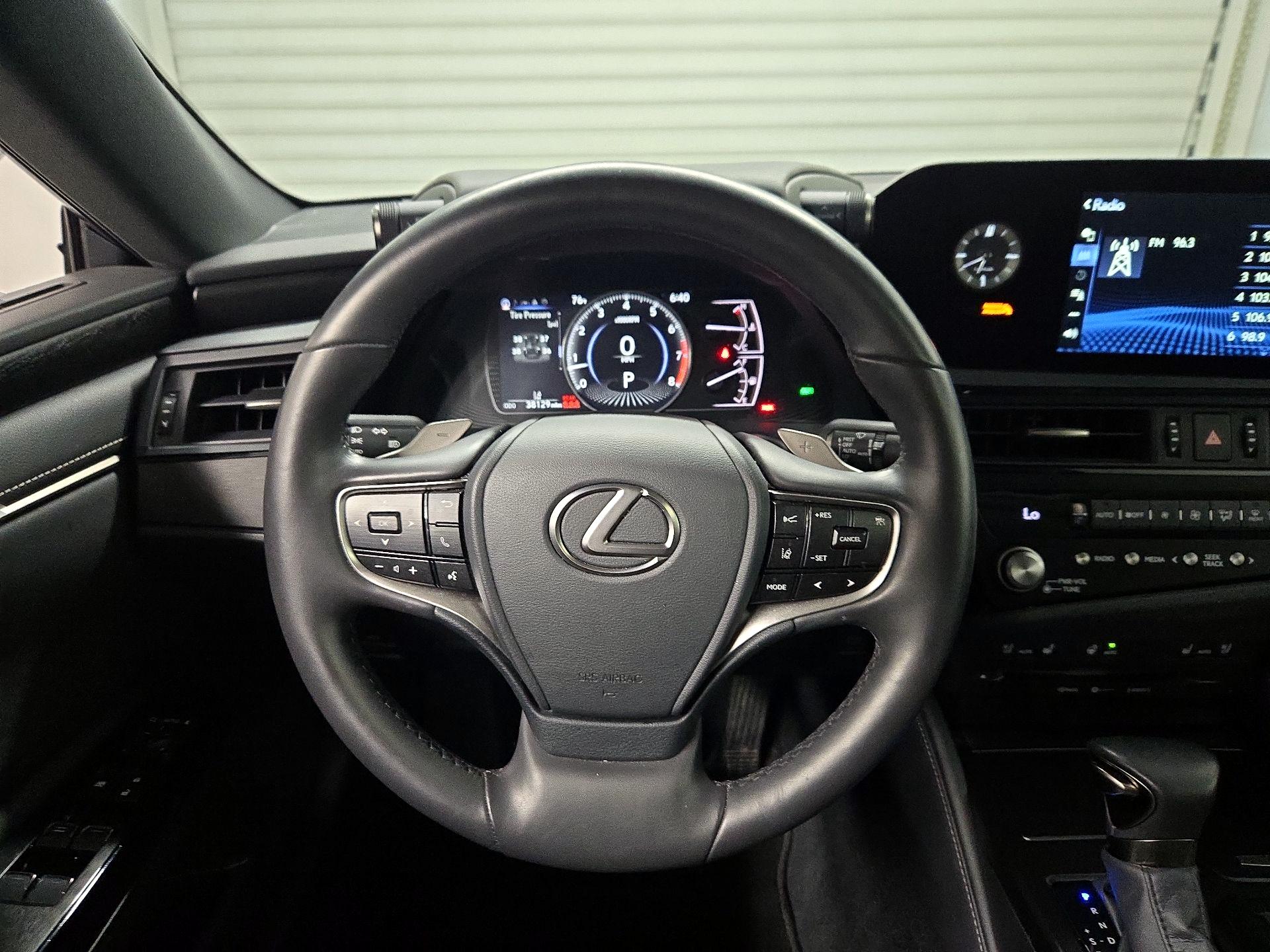 Thumbnail: 2022 Lexus ES - 10