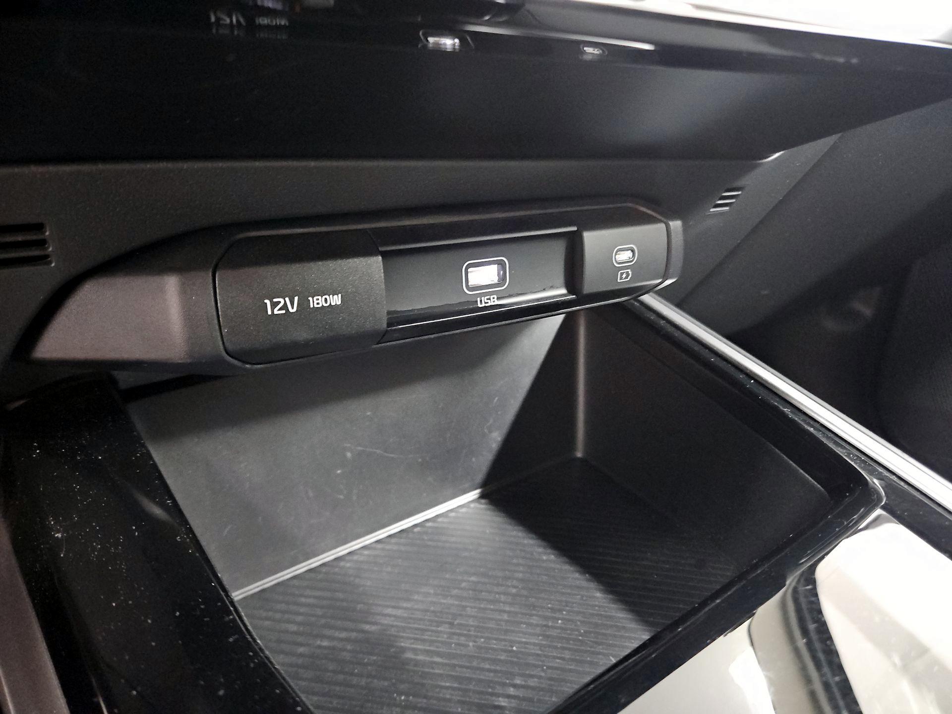 Thumbnail: 2023 Kia Niro - 18