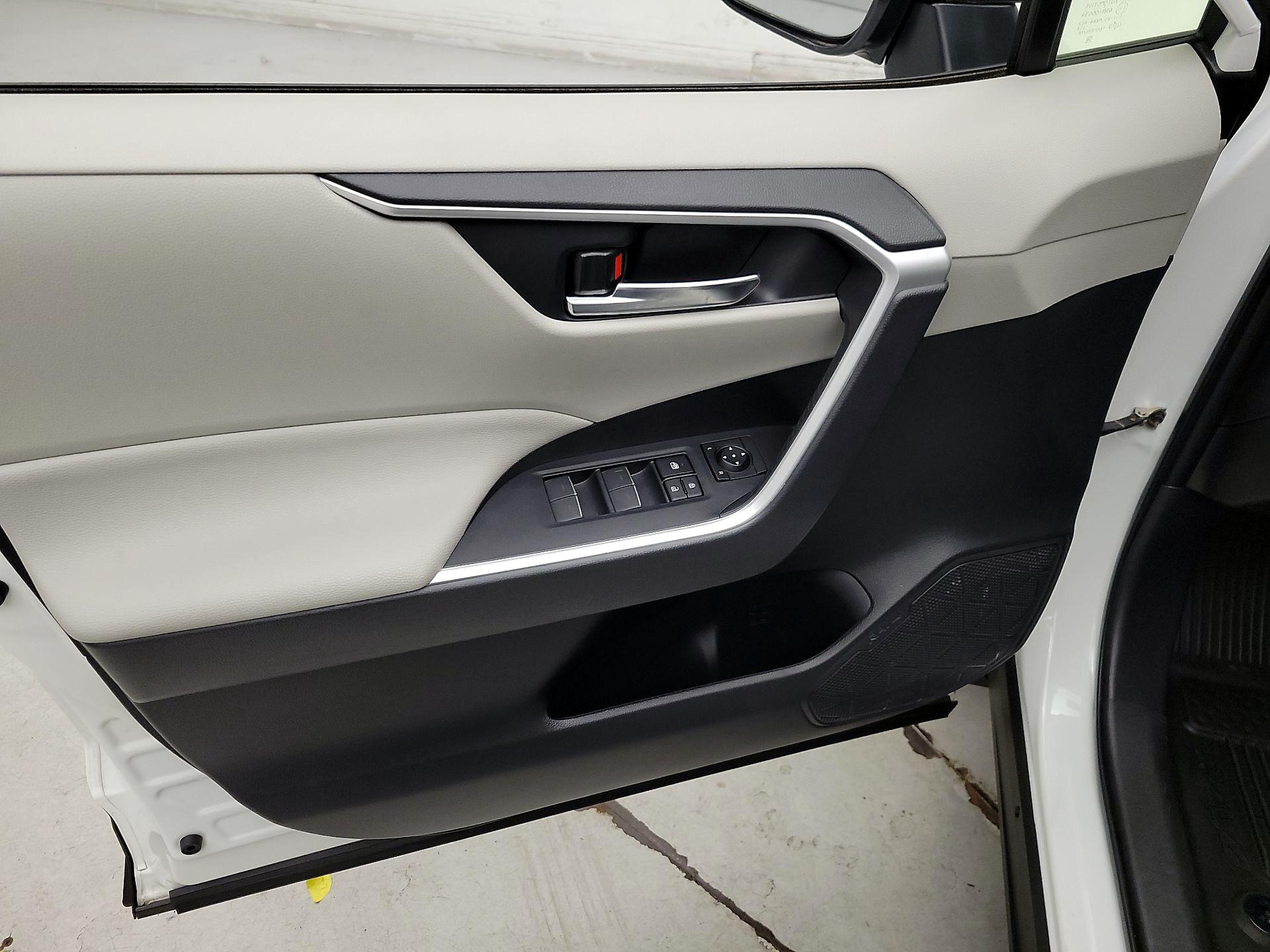 Thumbnail: 2022 Toyota RAV4 - 12