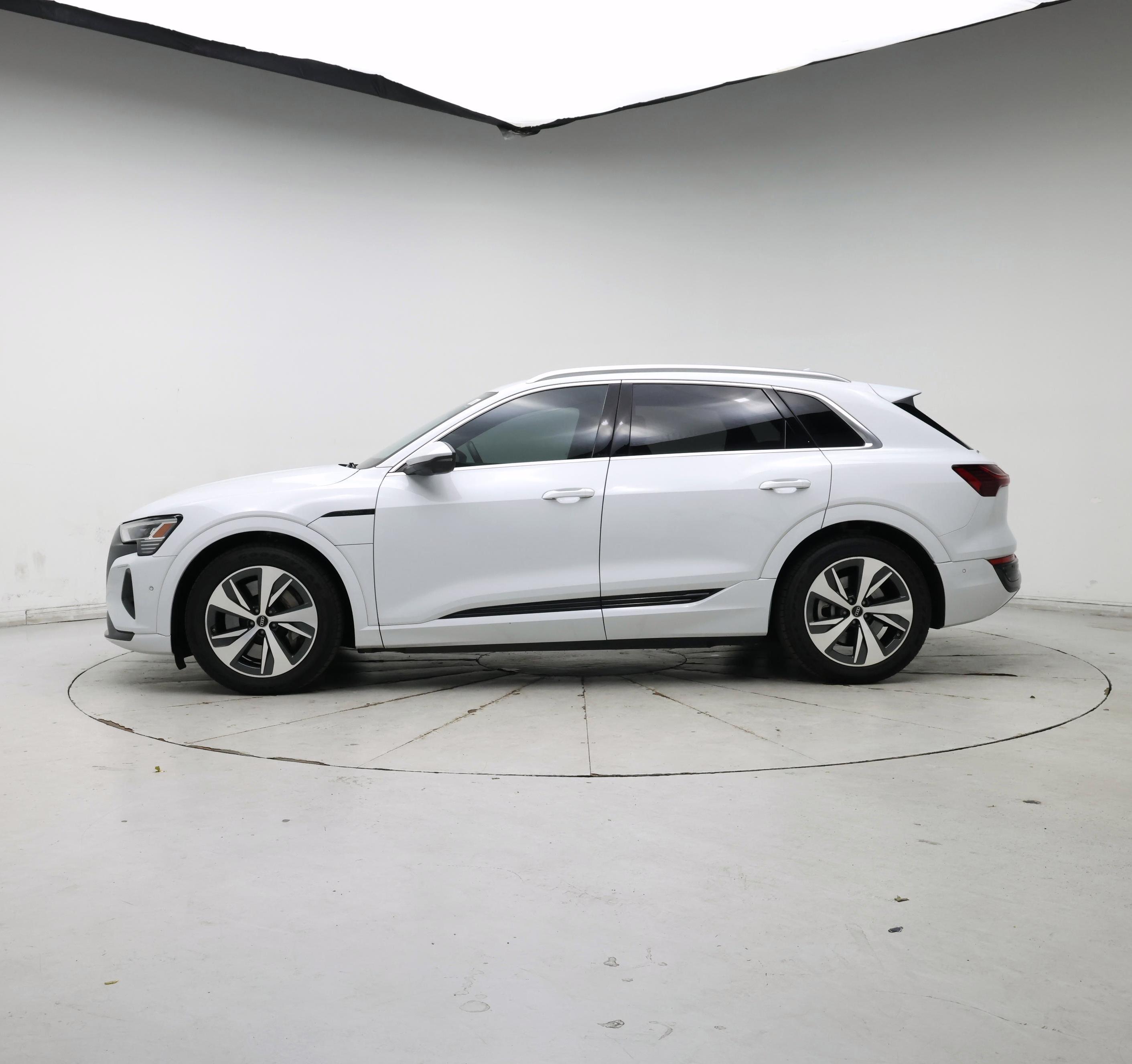 Thumbnail: 2024 Audi Q8 e-tron - 3
