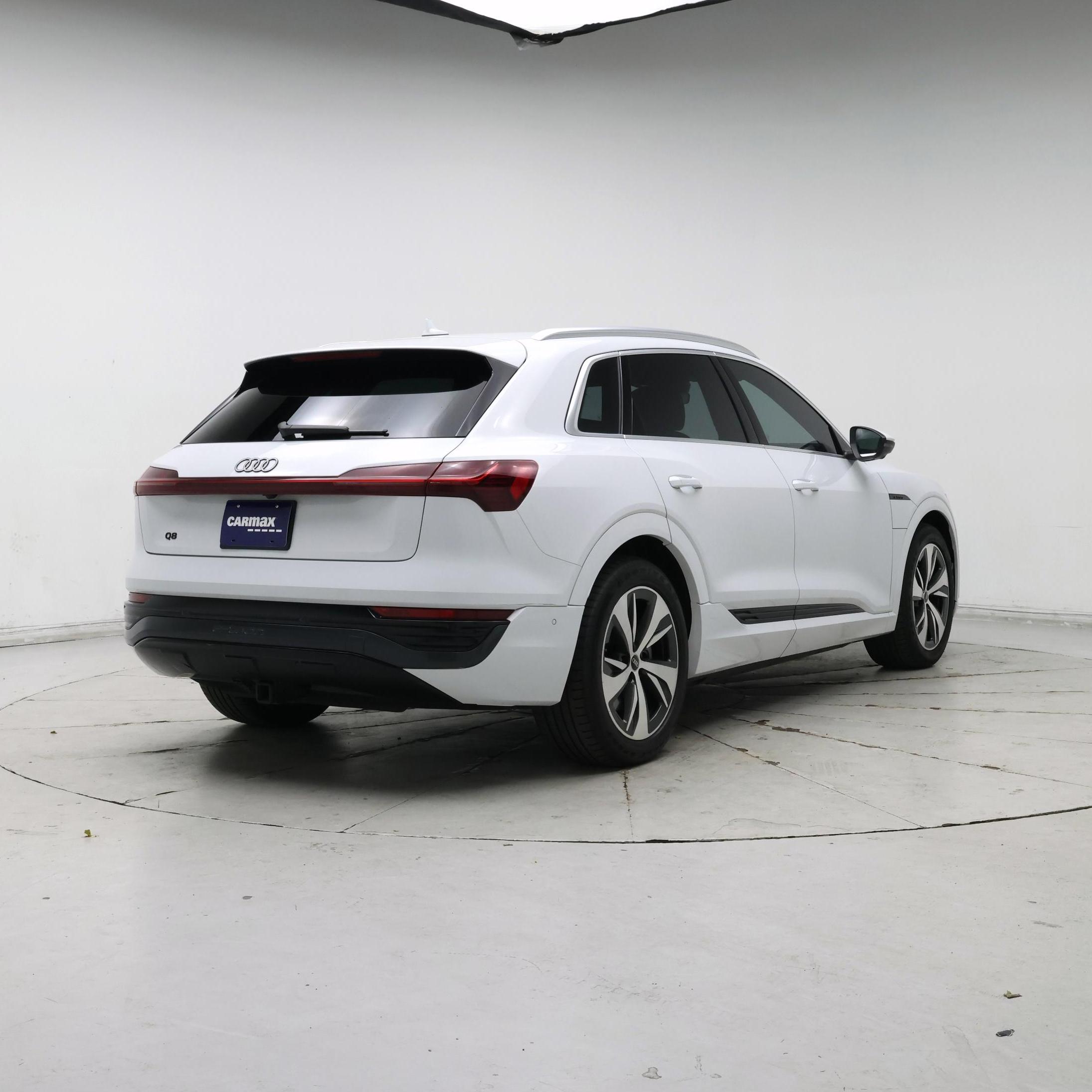 Thumbnail: 2024 Audi Q8 e-tron - 8