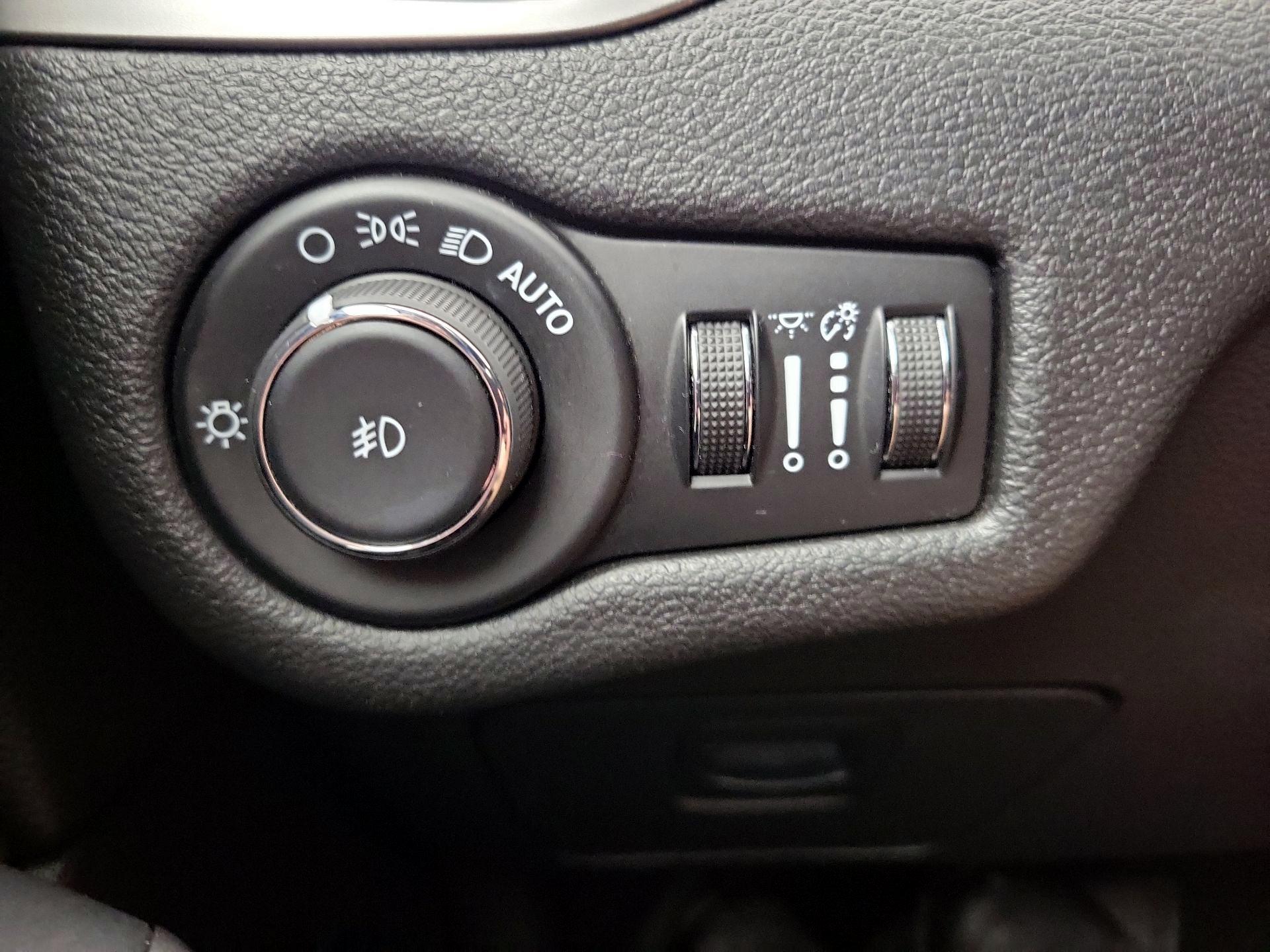 Thumbnail: 2021 Jeep Cherokee - 11