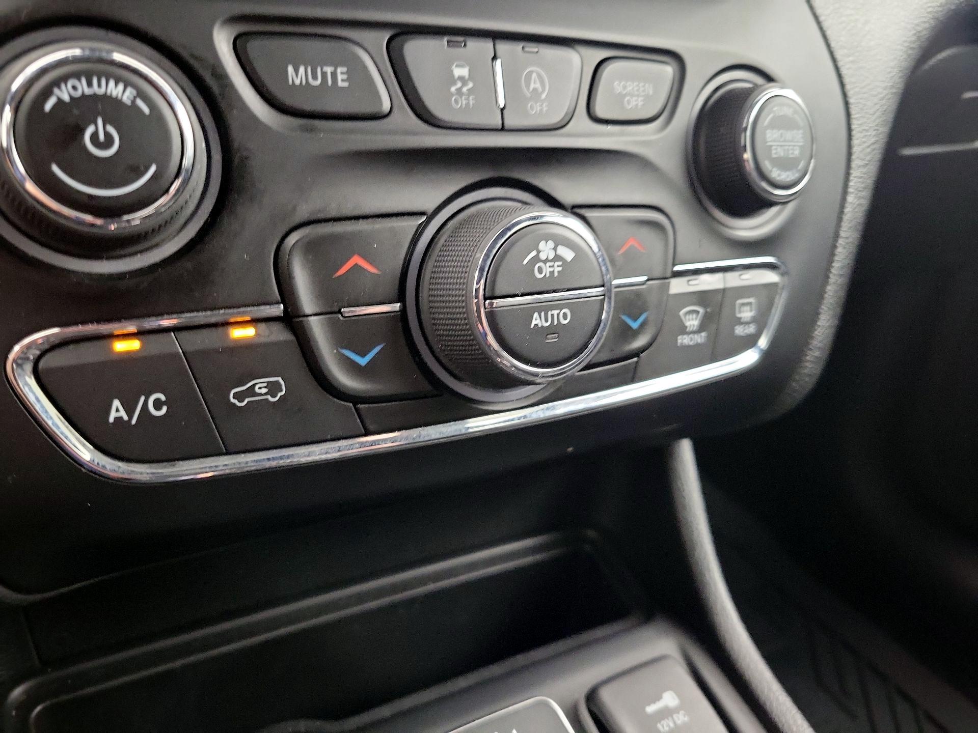 Thumbnail: 2021 Jeep Cherokee - 14