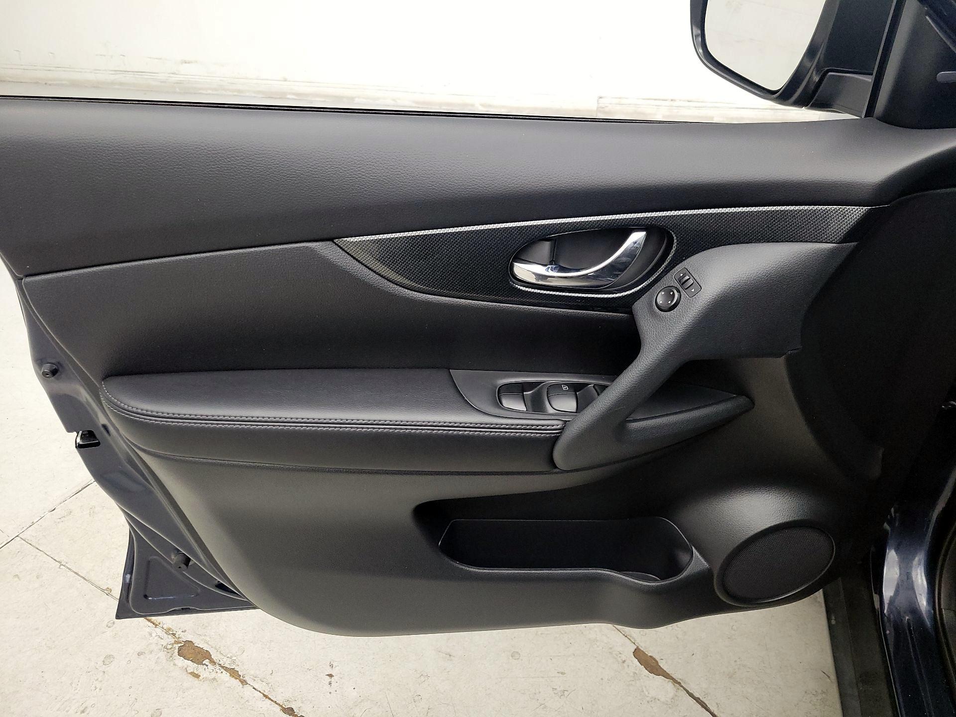 Thumbnail: 2015 Nissan Rogue - 12