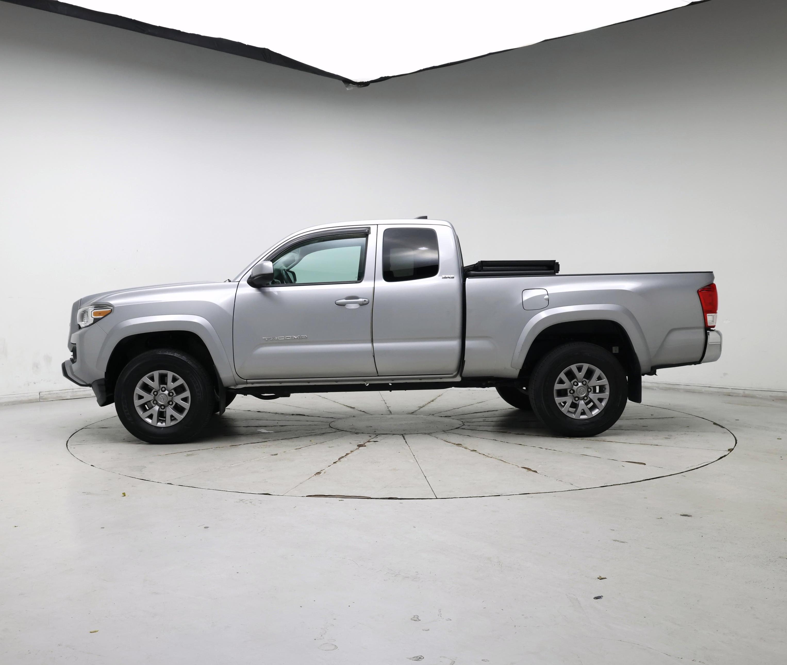 Thumbnail: 2016 Toyota Tacoma - 3