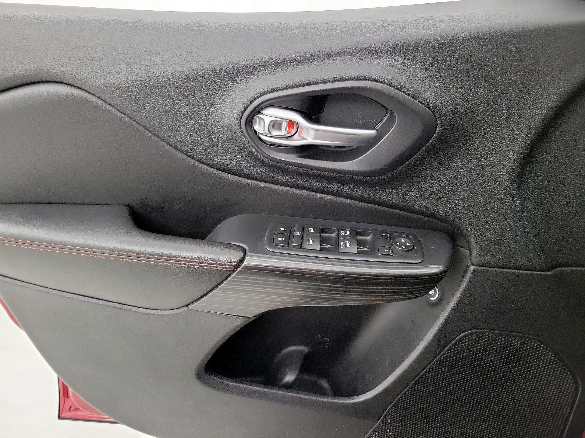 Thumbnail: 2016 Jeep Cherokee - 12